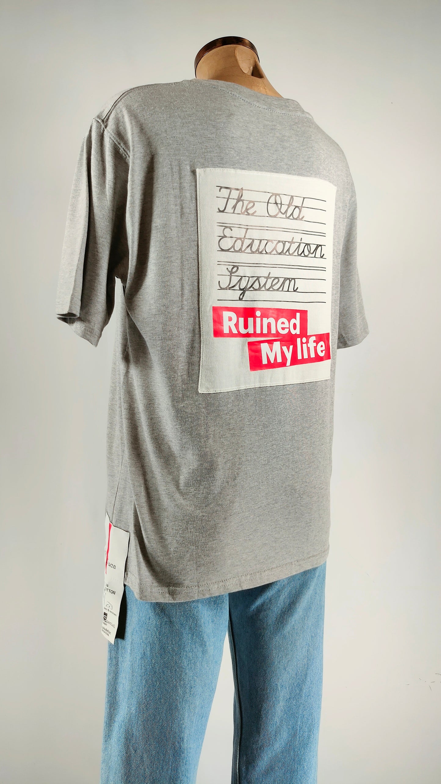 Camiseta gris Julia de Luca con franja roja