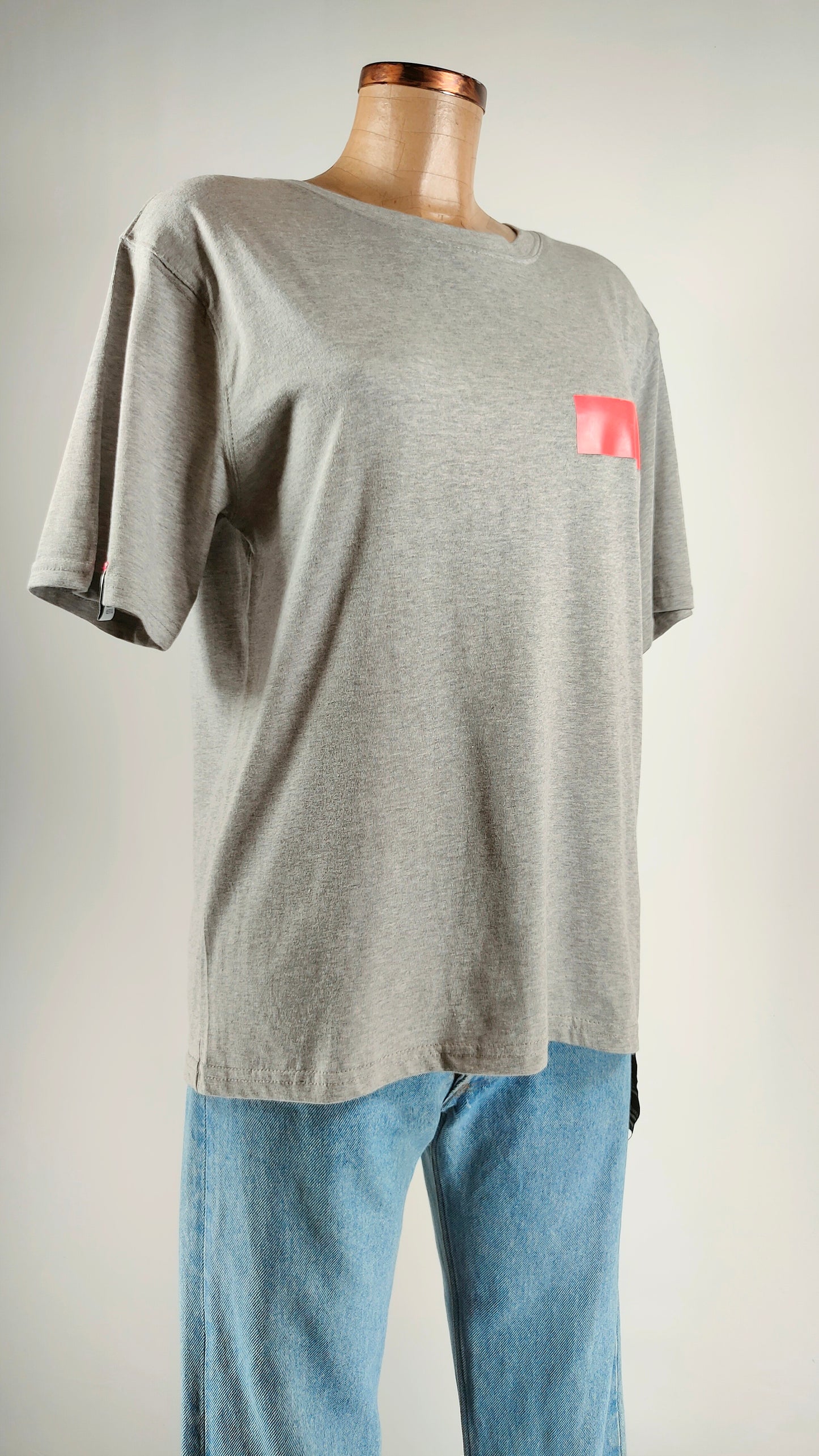 Camiseta gris Julia de Luca con franja roja