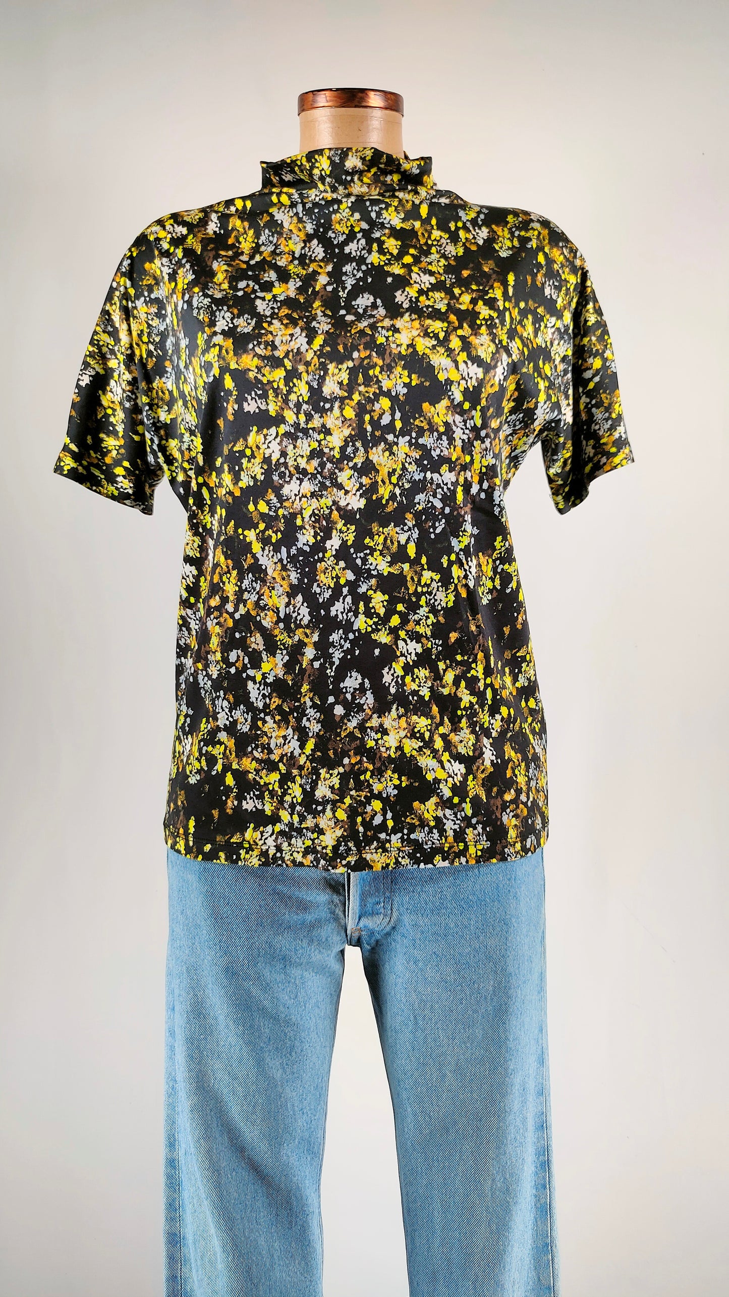 Top con estampado flúor Cos