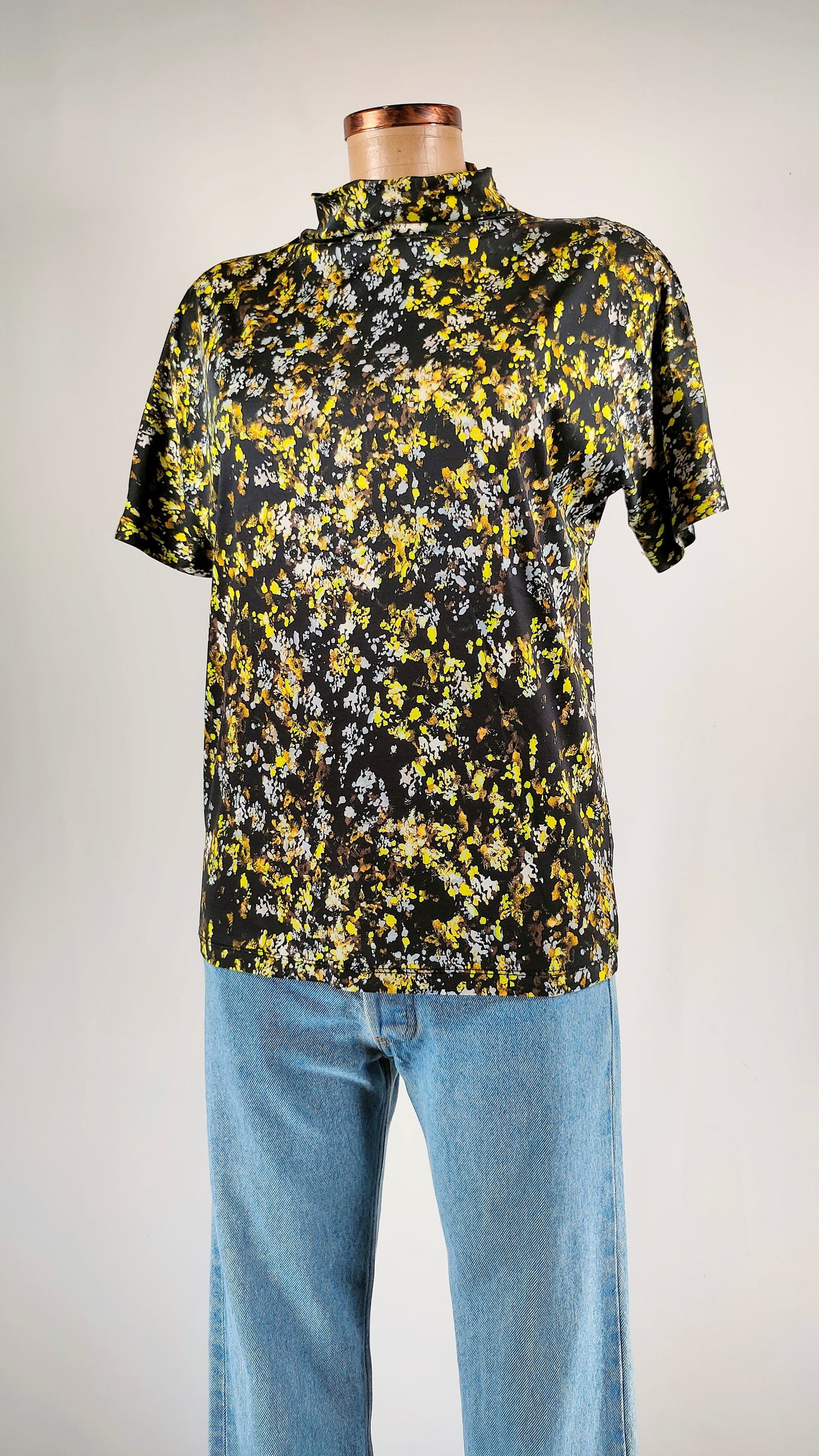 Top con estampado flúor Cos