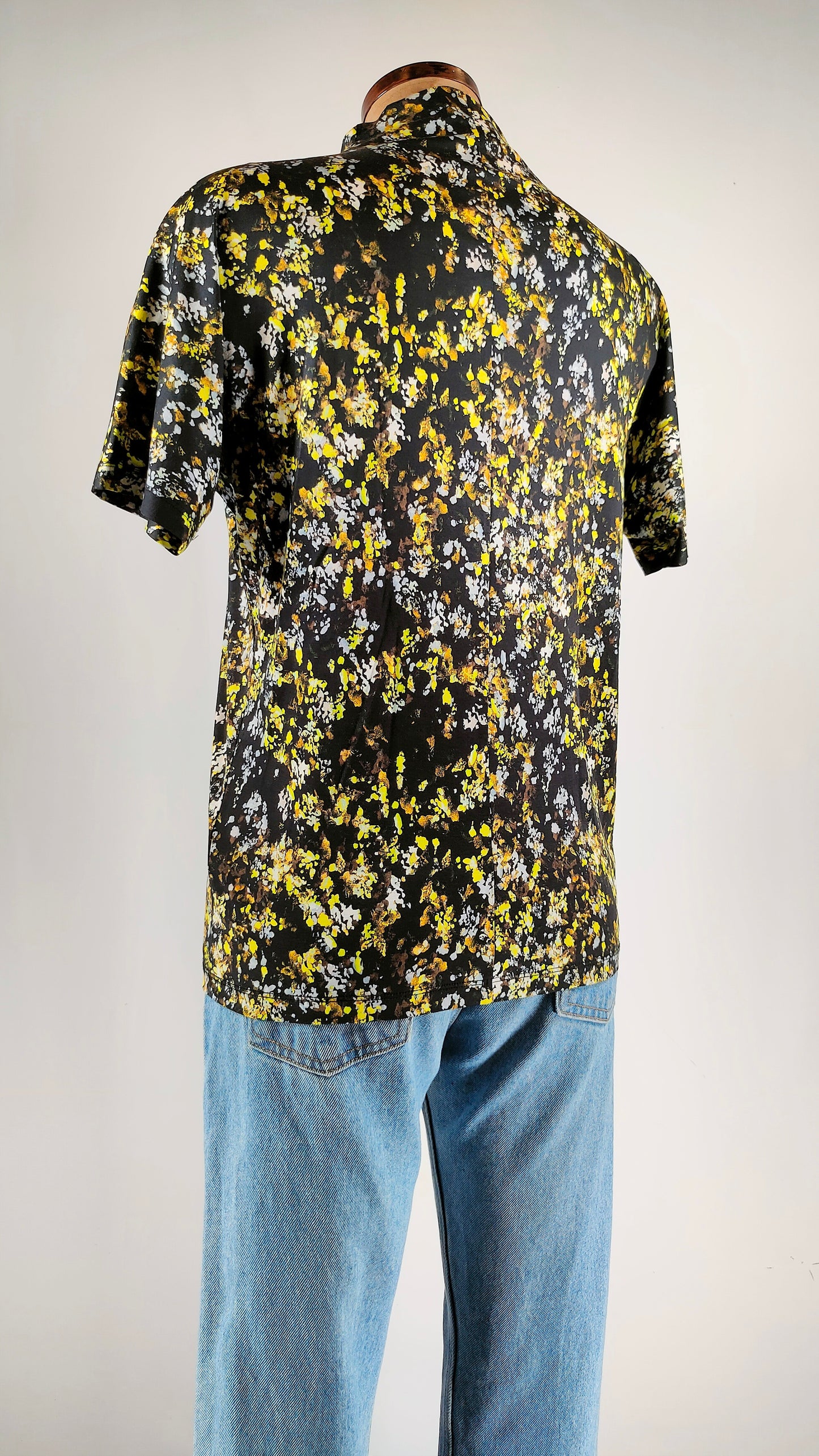 Top con estampado flúor Cos