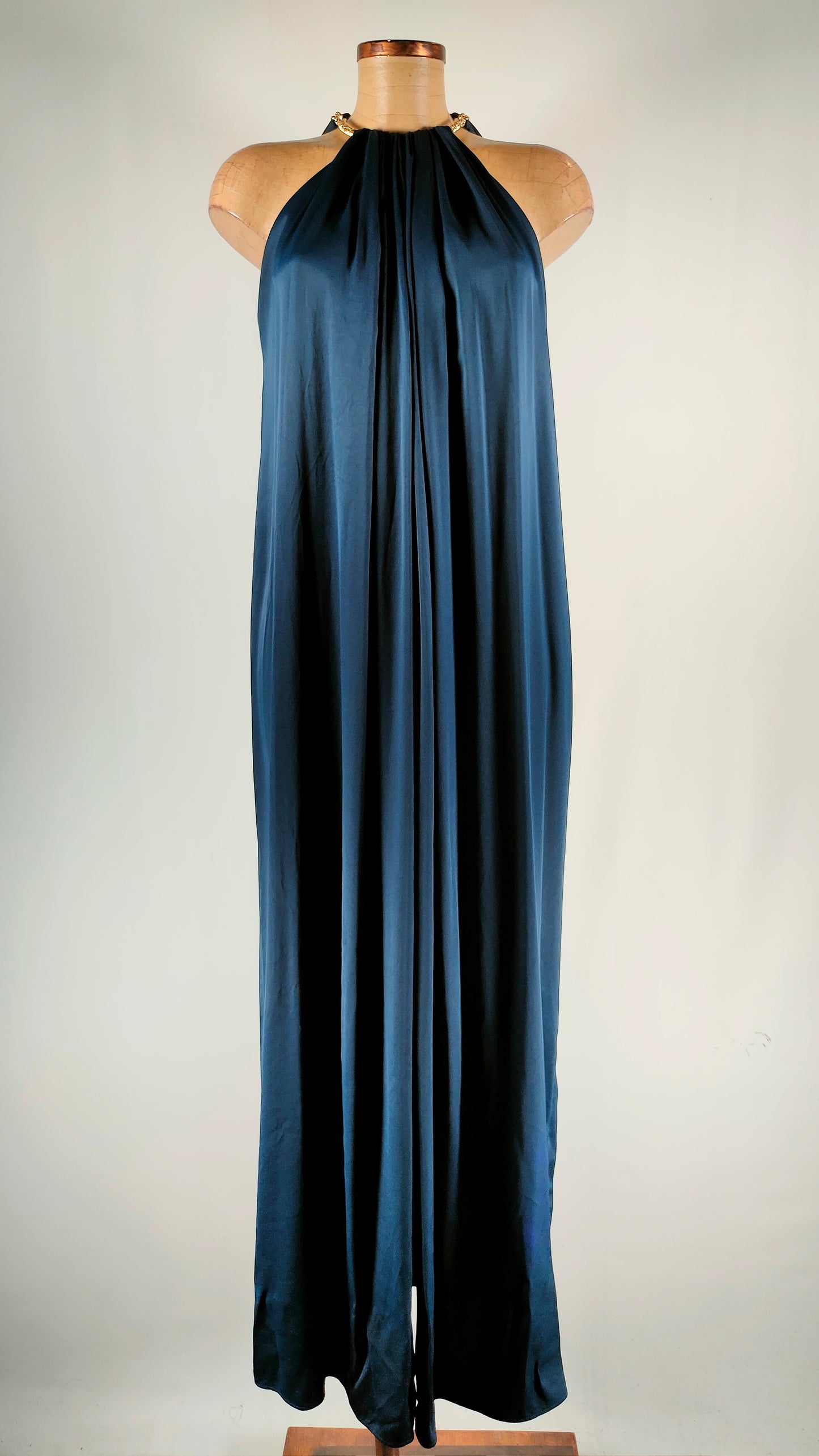 Vestido largo satén con cuello y cierre metálico