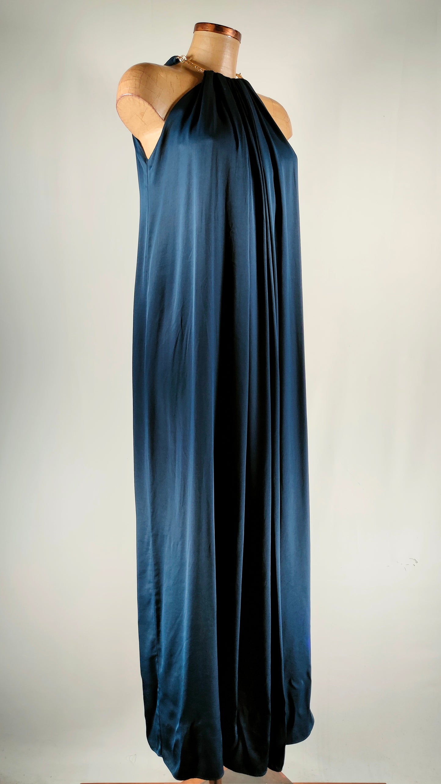 Vestido largo satén con cuello y cierre metálico