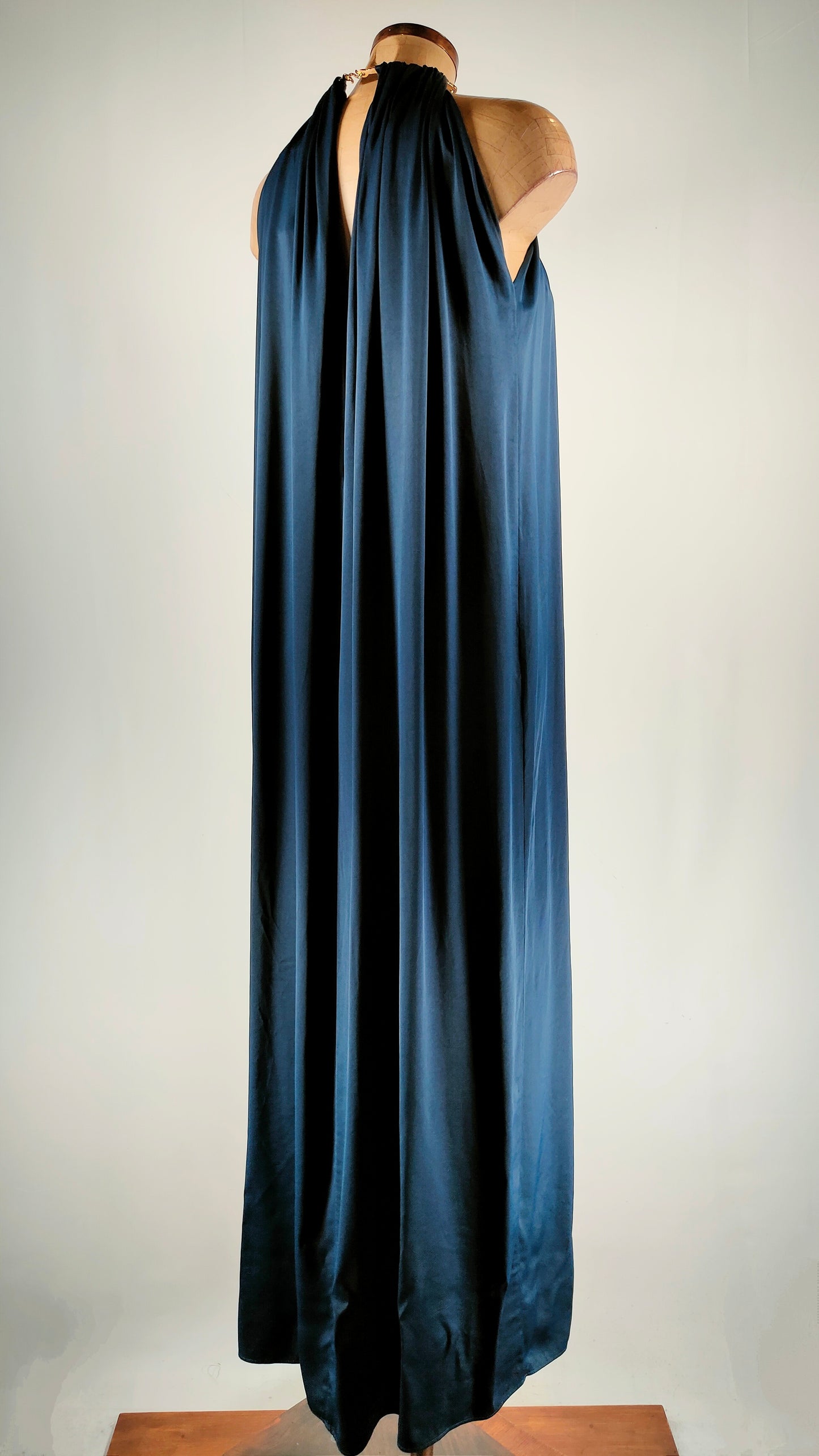 Vestido largo satén con cuello y cierre metálico