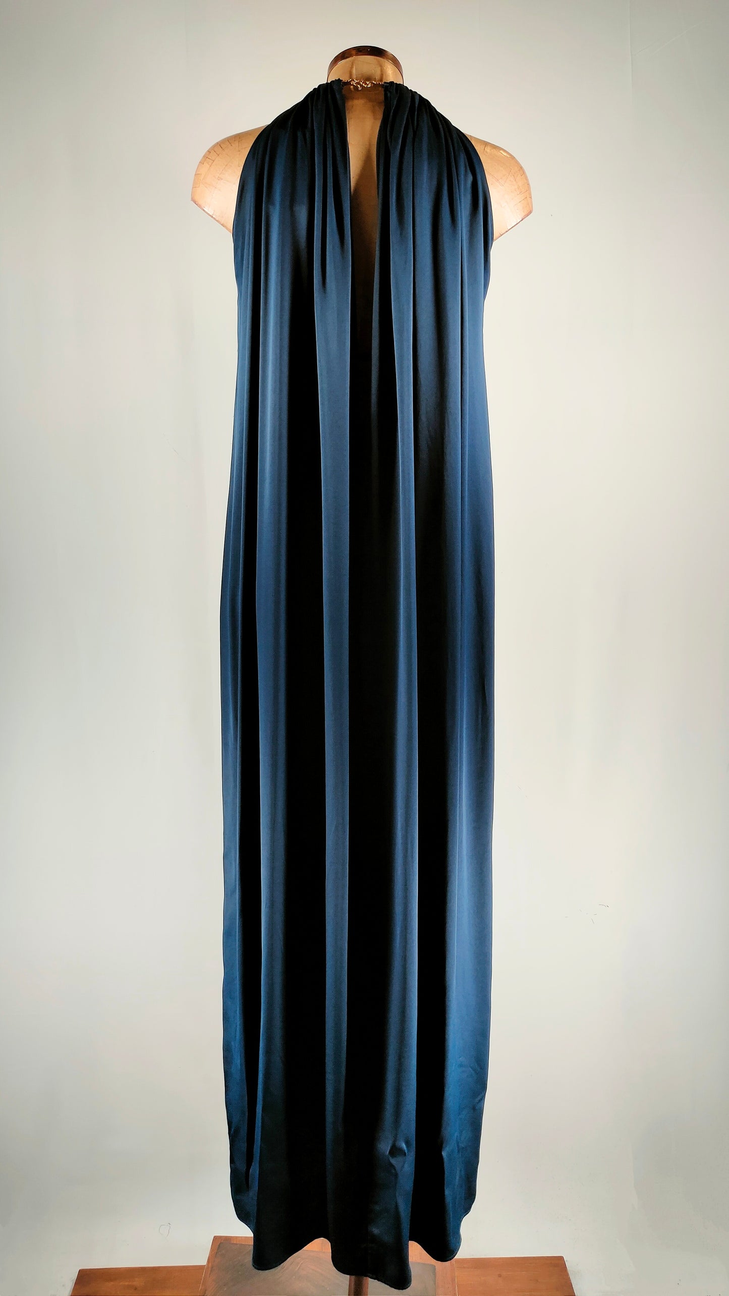 Vestido largo satén con cuello y cierre metálico