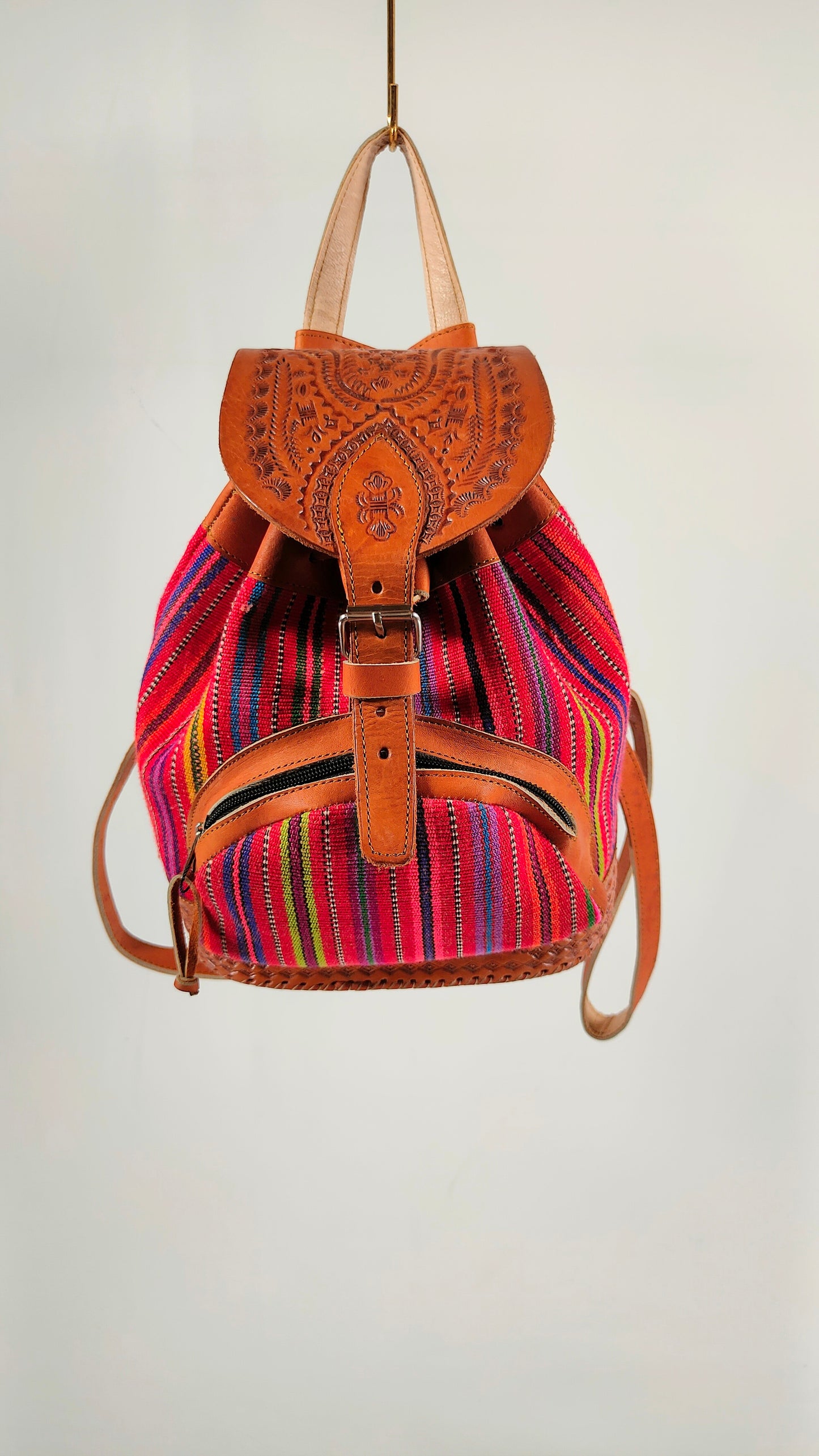 Mochila de rayas y piel