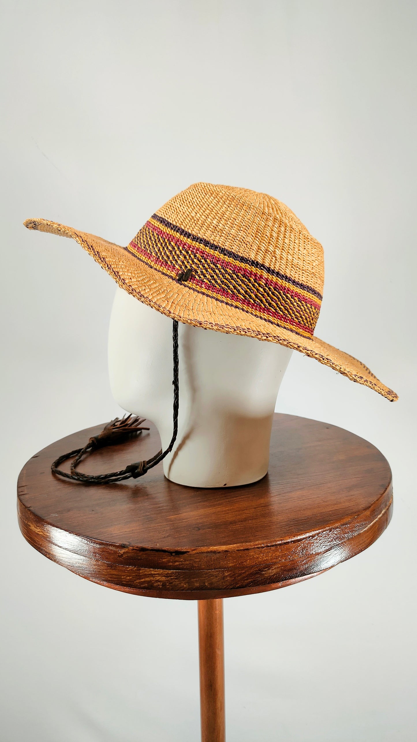 Sombrero de mimbre y piel