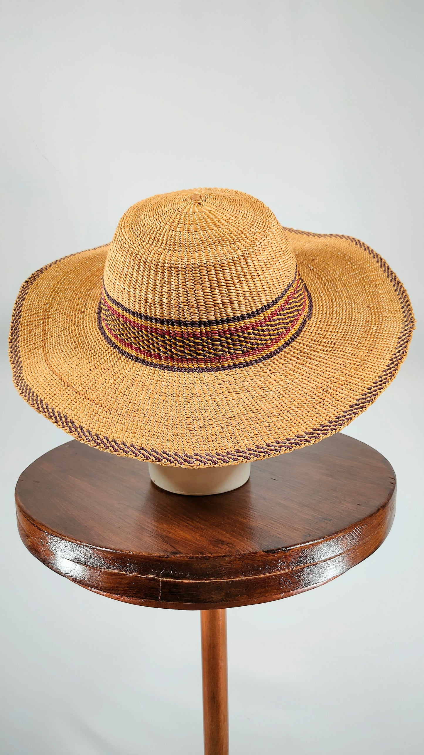 Sombrero de mimbre y piel