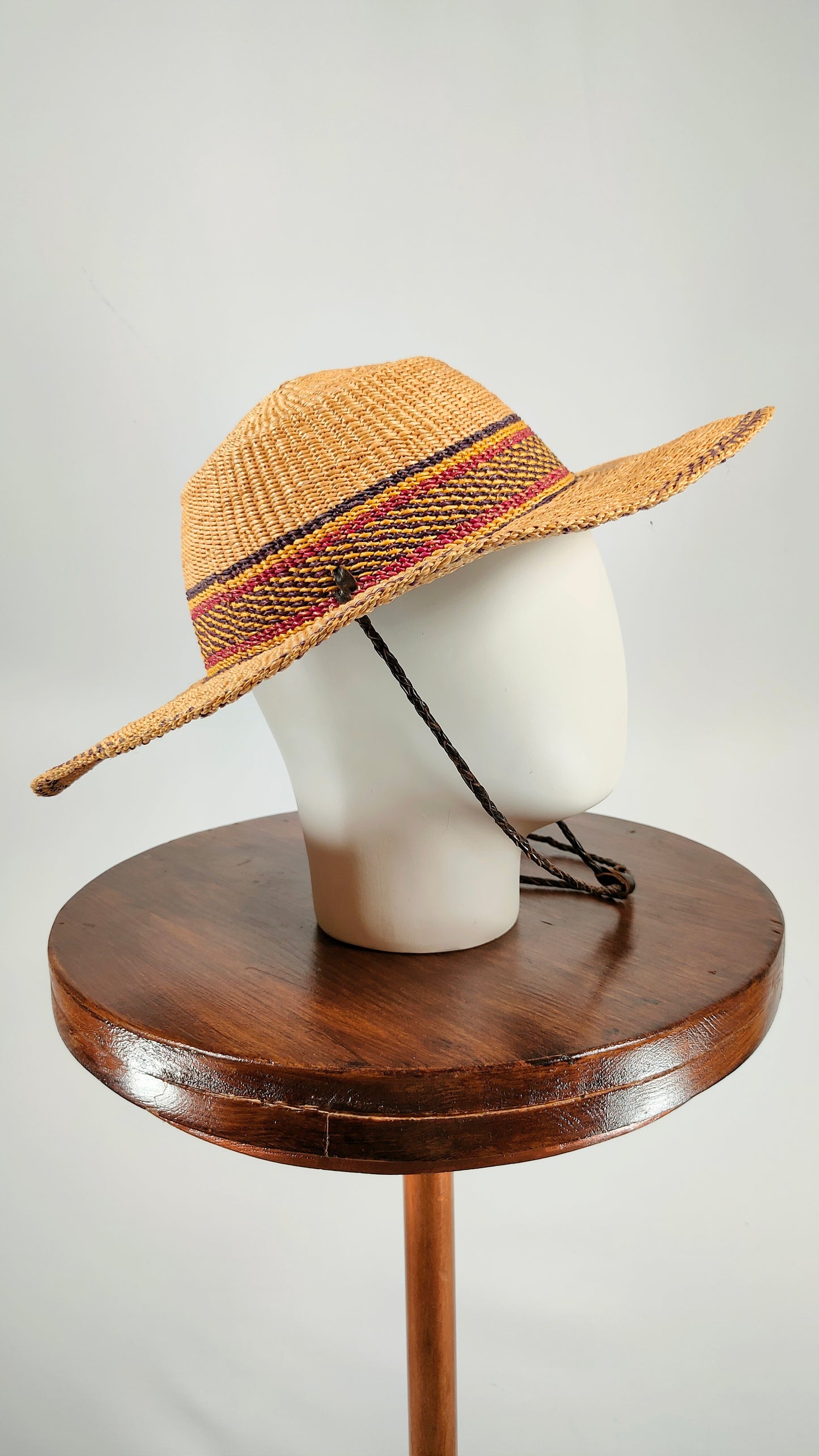 Sombrero de mimbre y piel