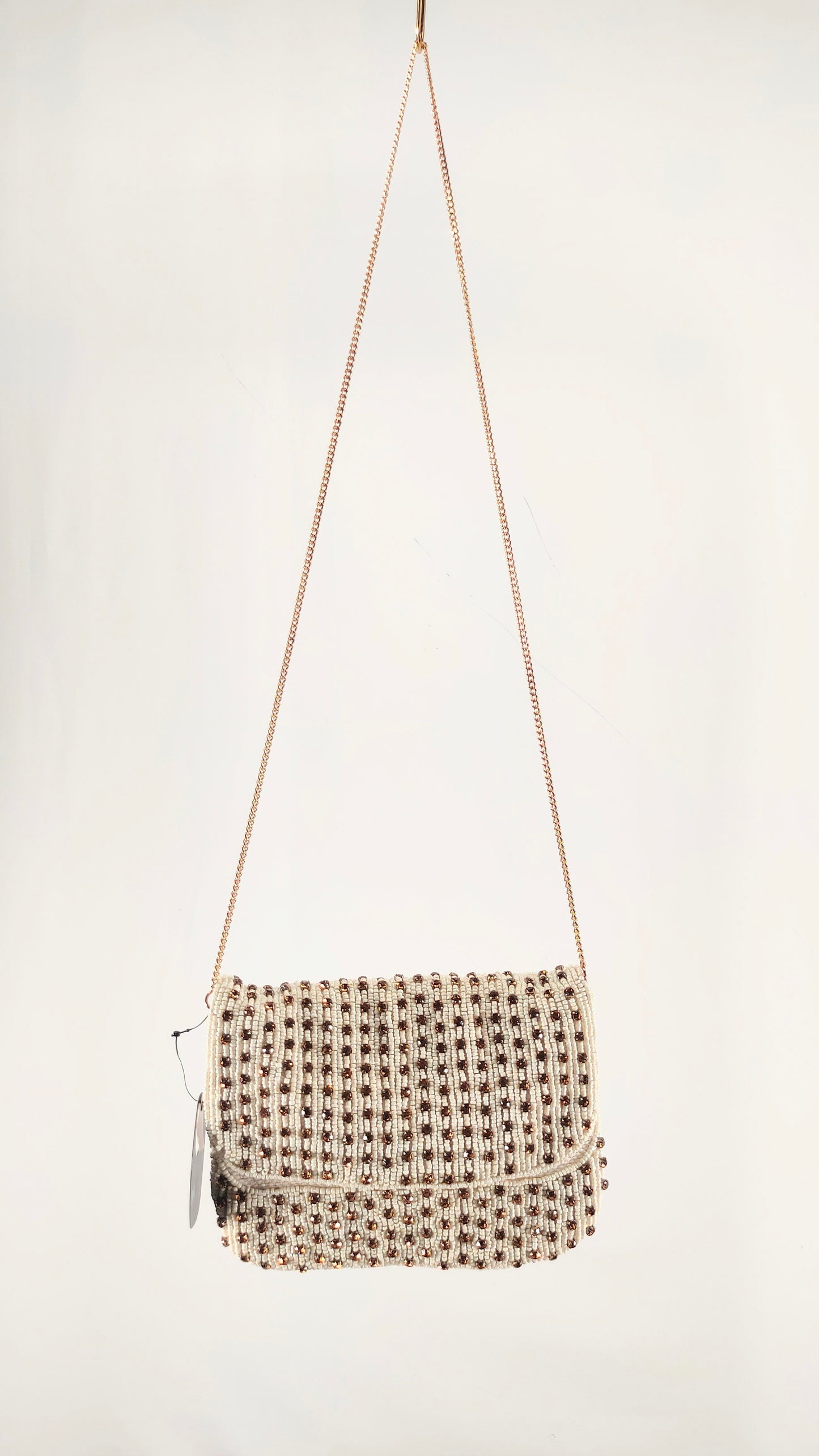 Bolso con apliques brillantes