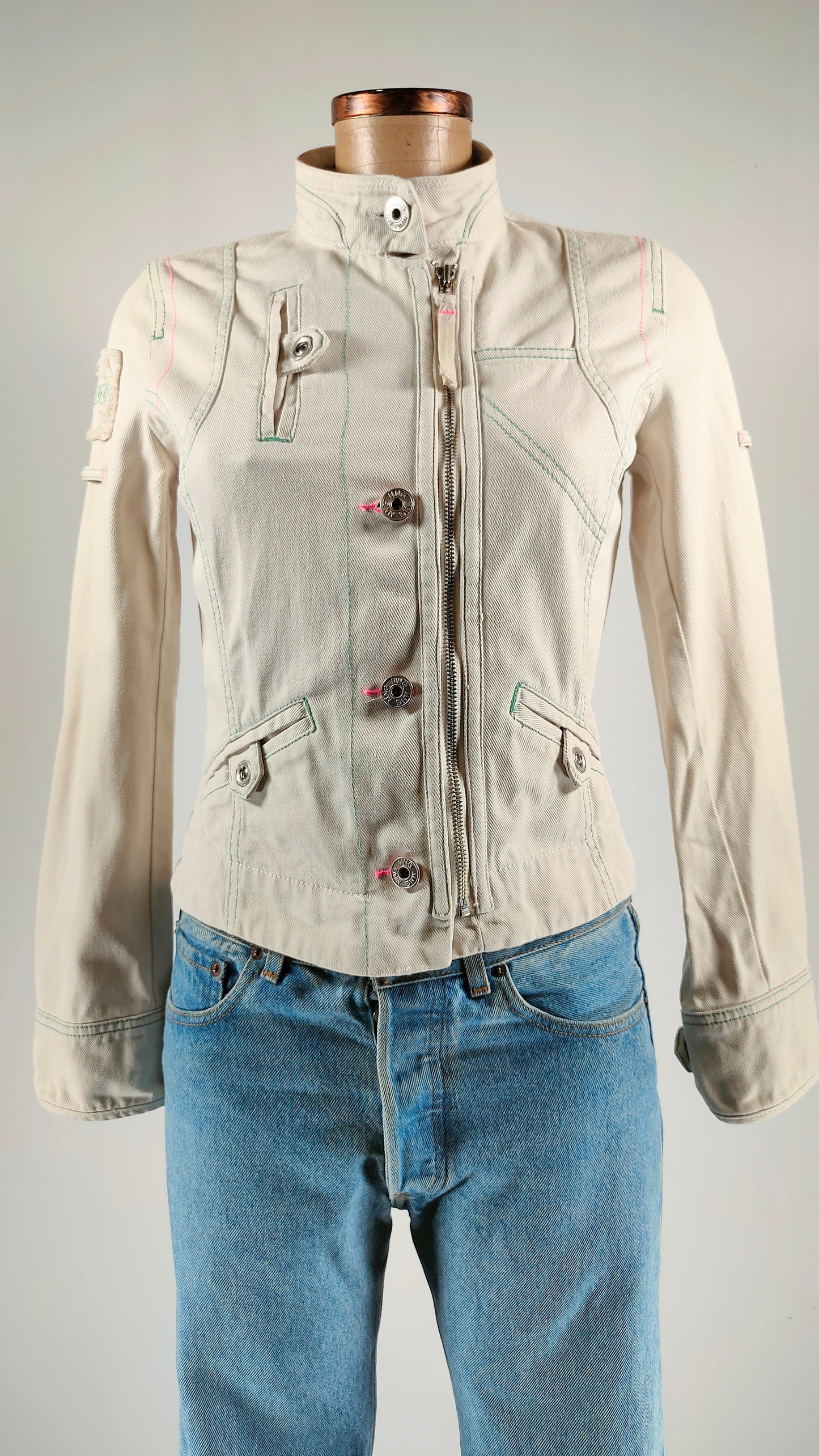 Cazadora blanca costuras flúor
