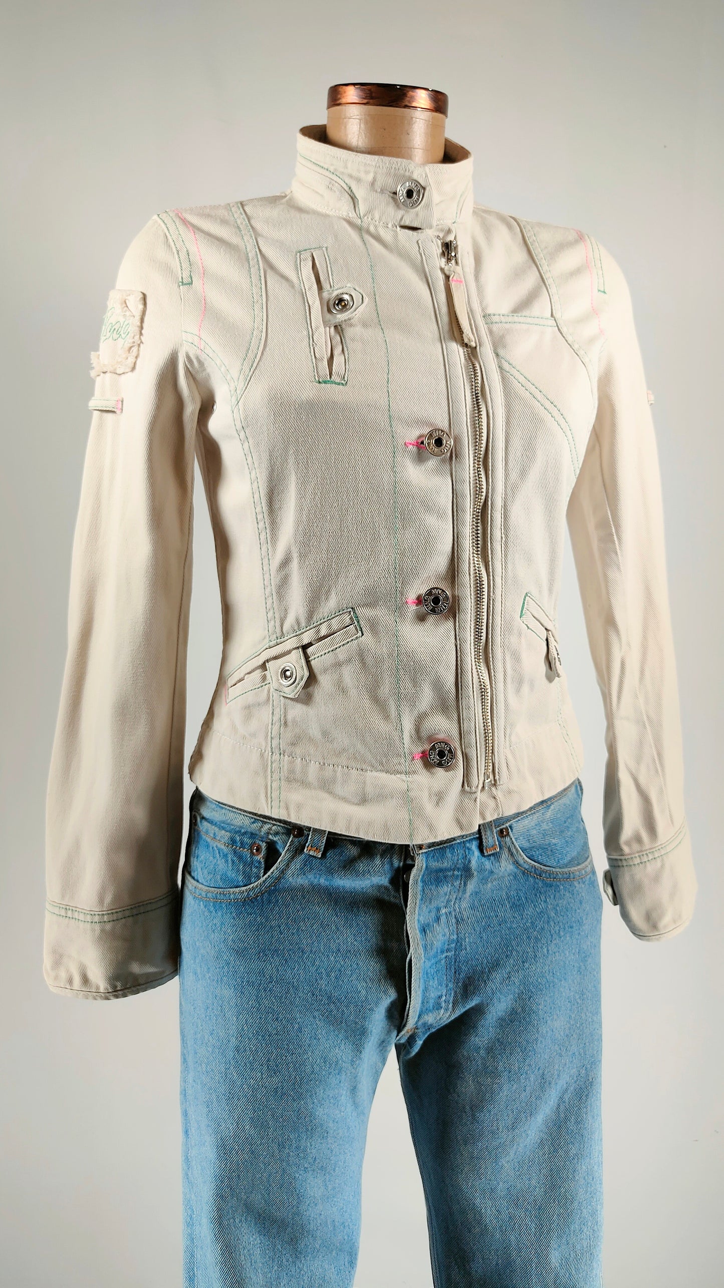 Cazadora blanca costuras flúor