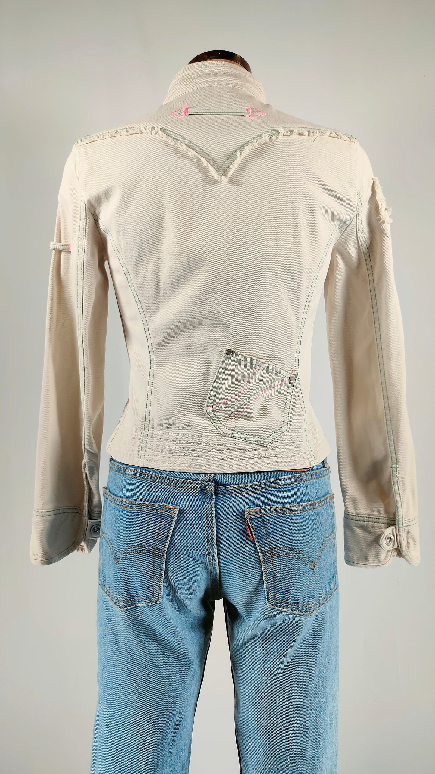 Cazadora blanca costuras flúor