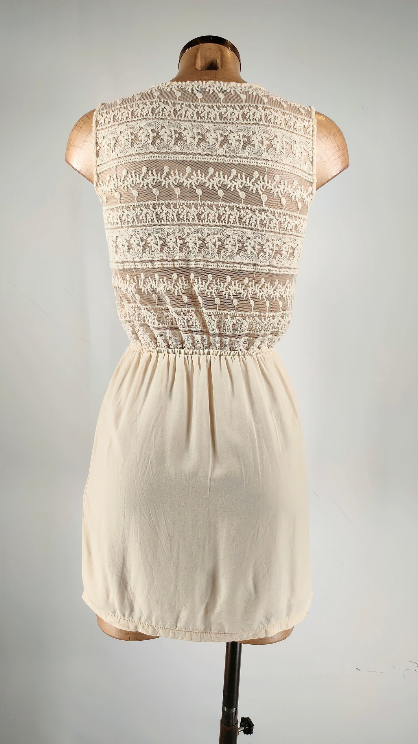 Vestido con espalda de encaje