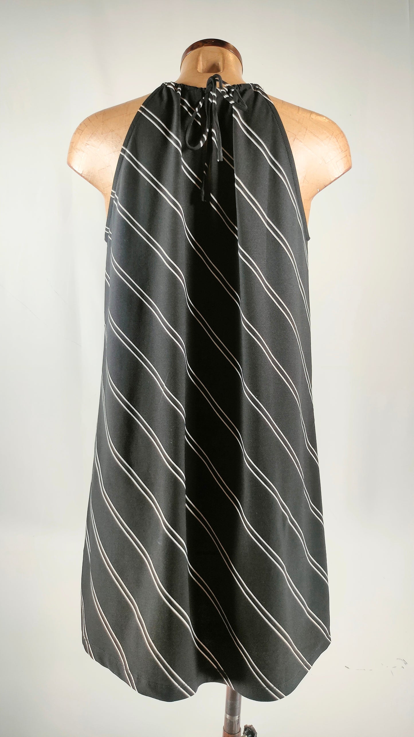 Vestido negro con rayas blancas
