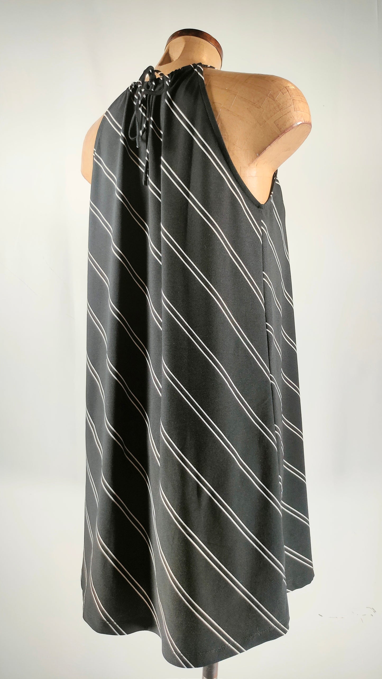 Vestido negro con rayas blancas