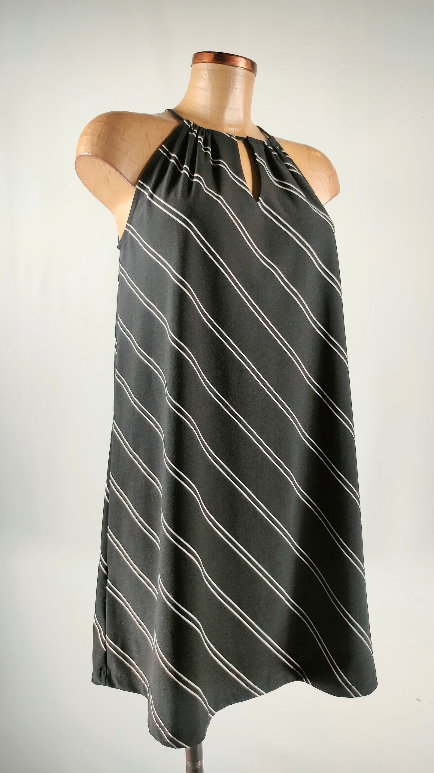 Vestido negro con rayas blancas