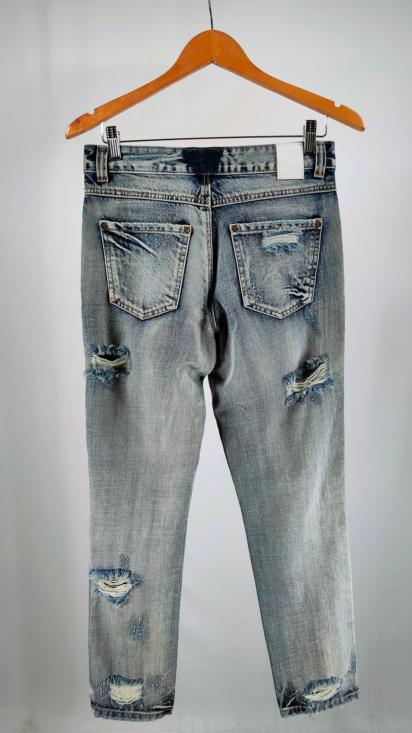 Jeans con oberturas JVJosh