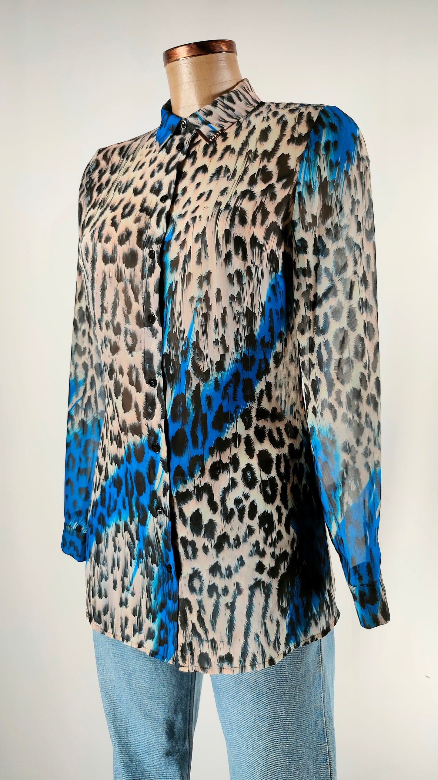 Blusa Guess con estampado animal print