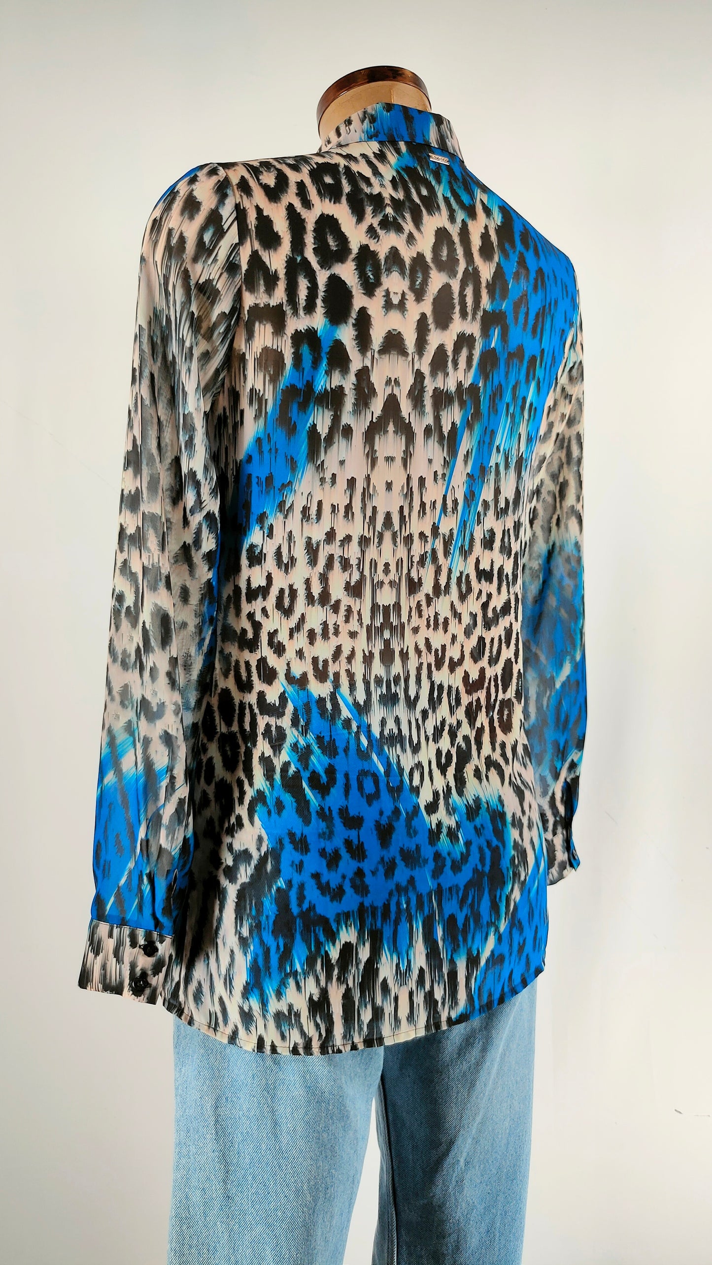 Blusa Guess con estampado animal print