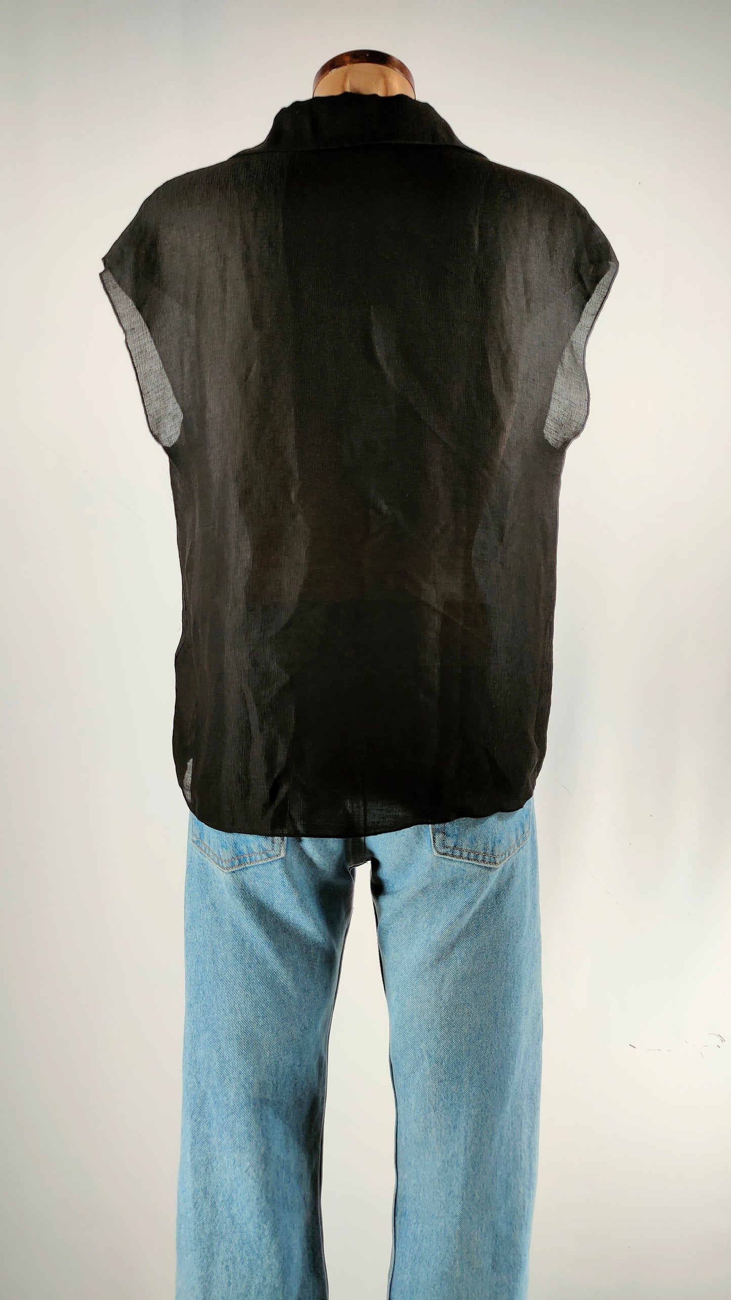 Blusa de lino negra sin mangas