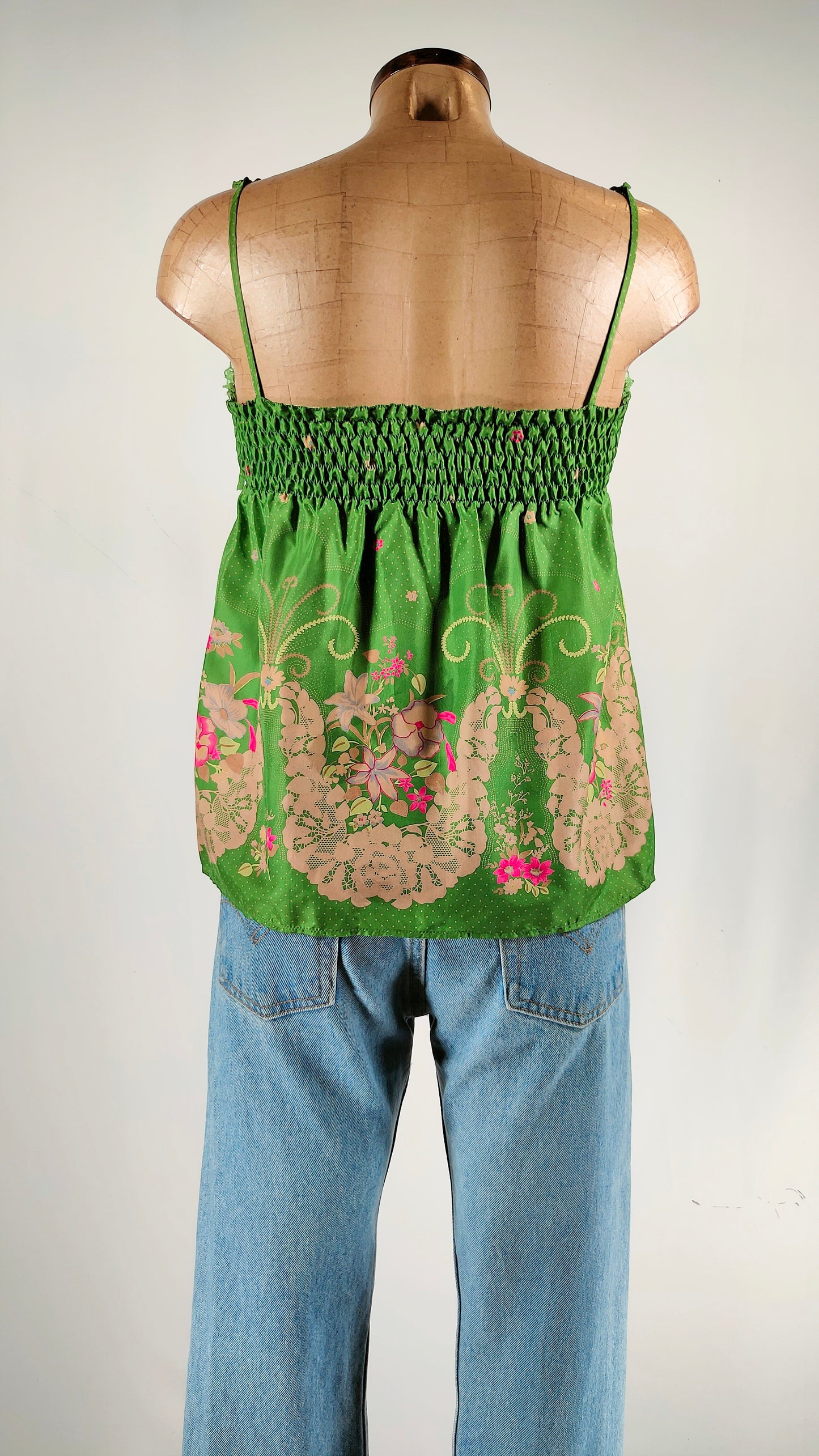 Top de seda verde System action