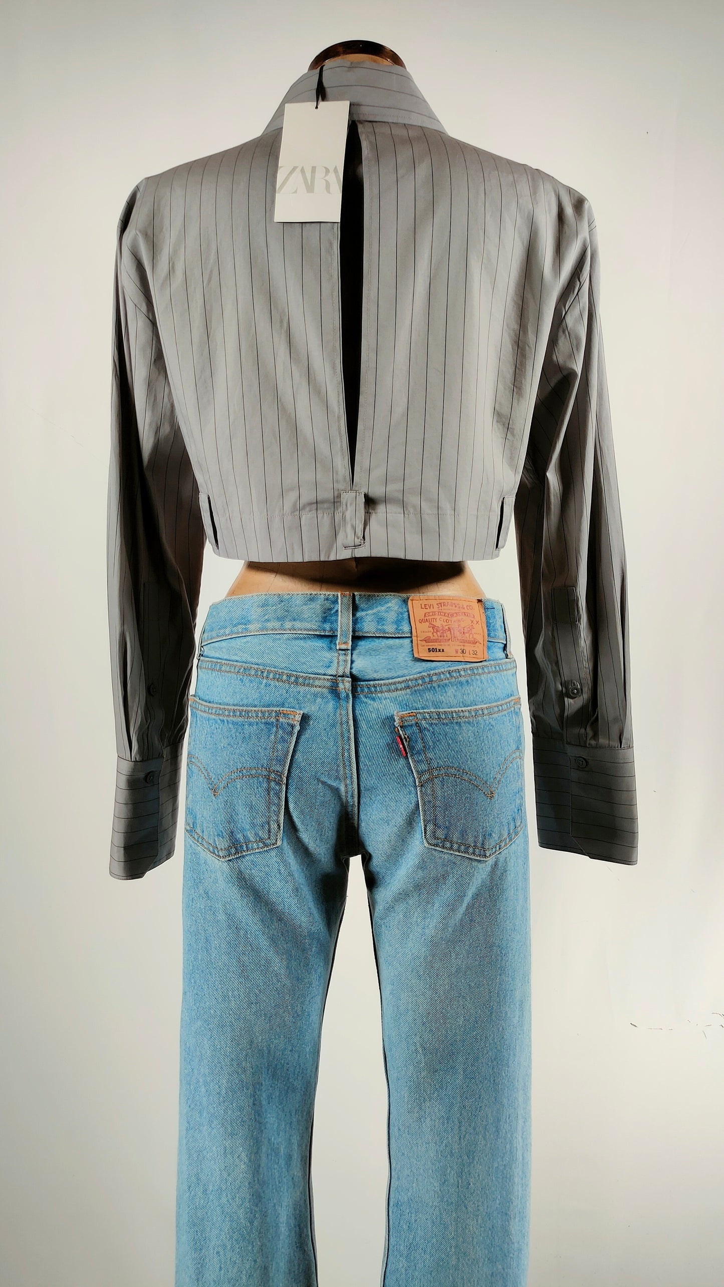 Camisa gris cropped Zara