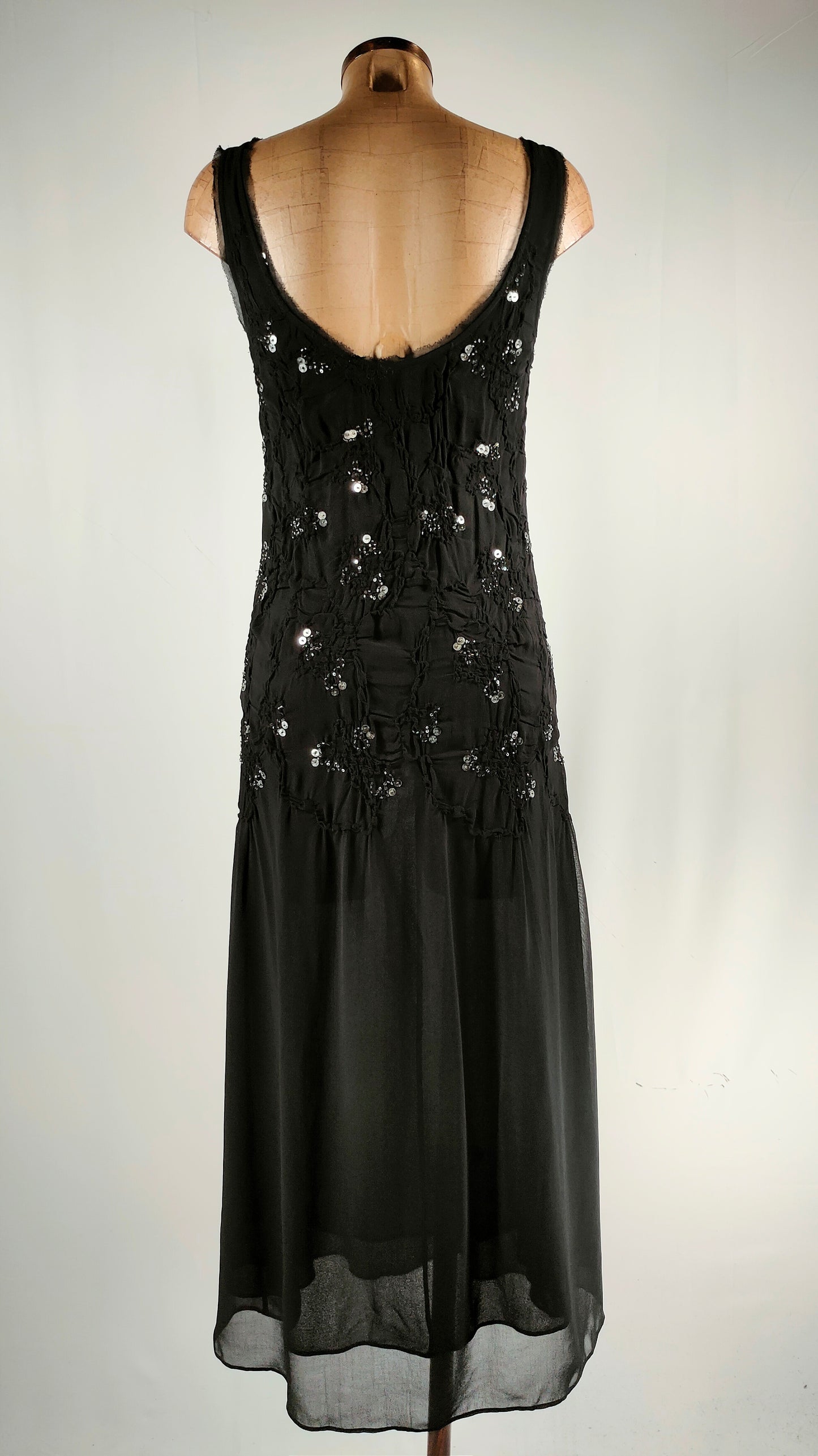 Vestido con vuelo y apliques plateados