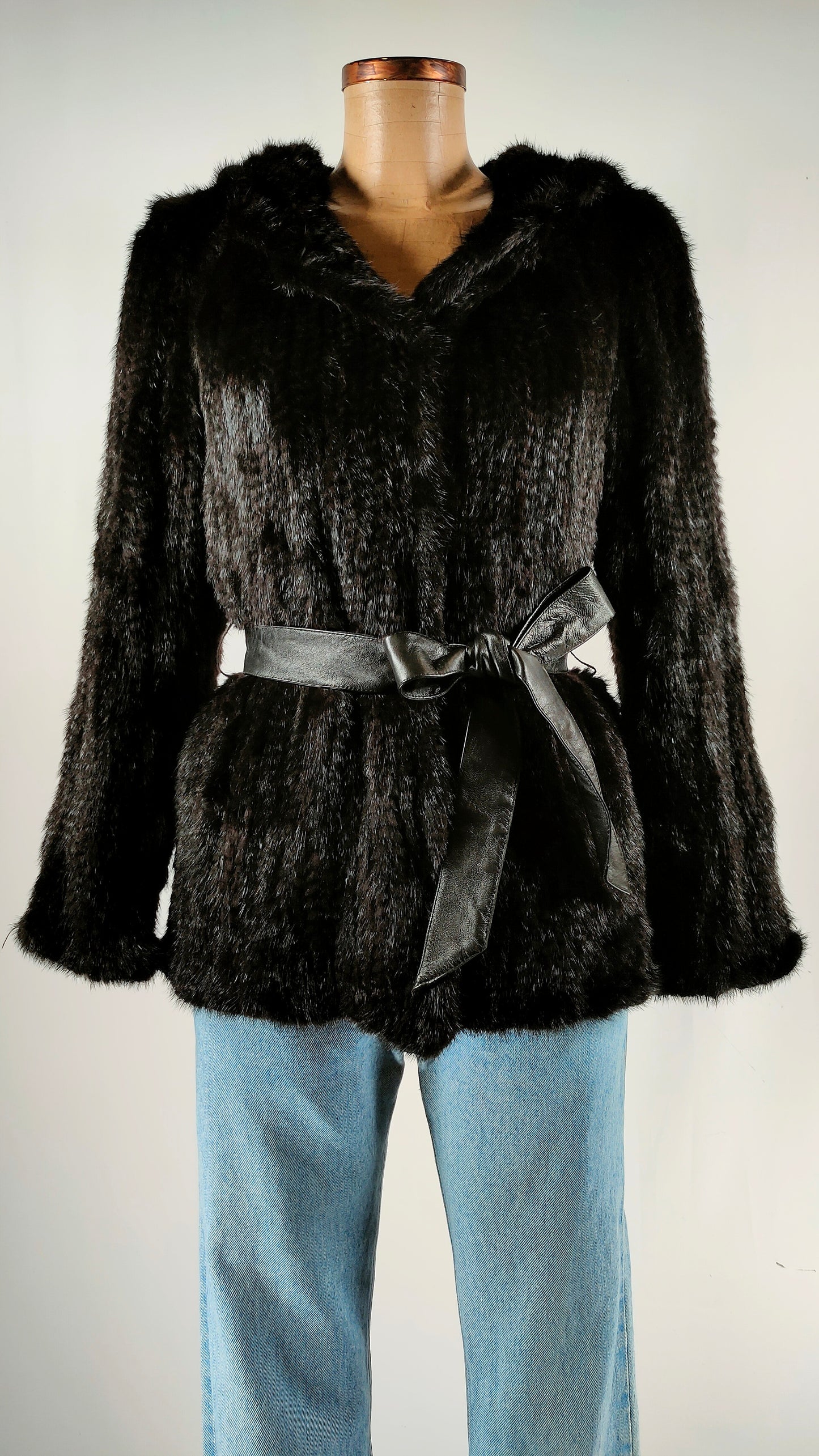 Chaqueta de pelo corto negro con cinturón