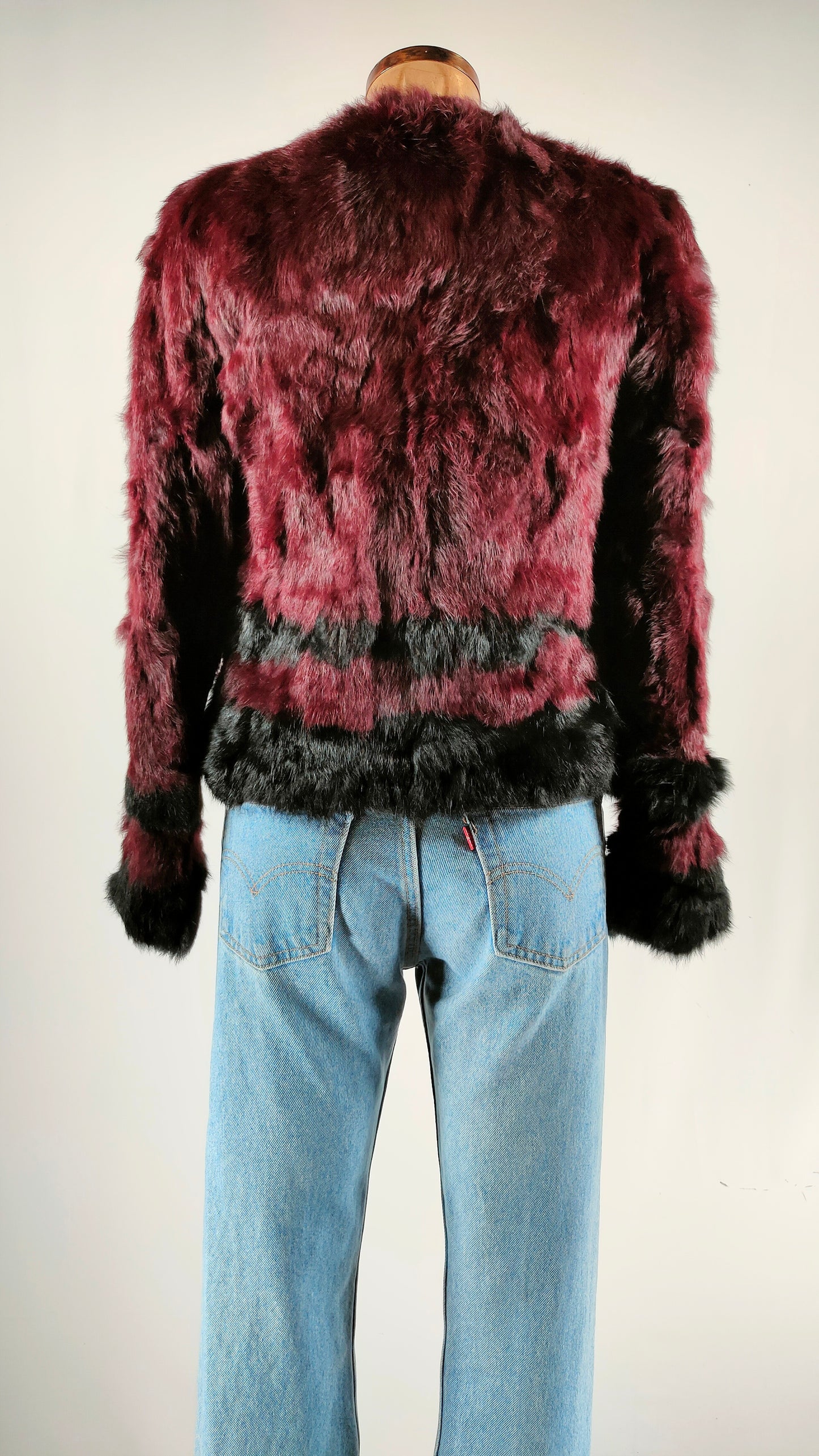 Chaqueta corta de pelo burdeos y negro