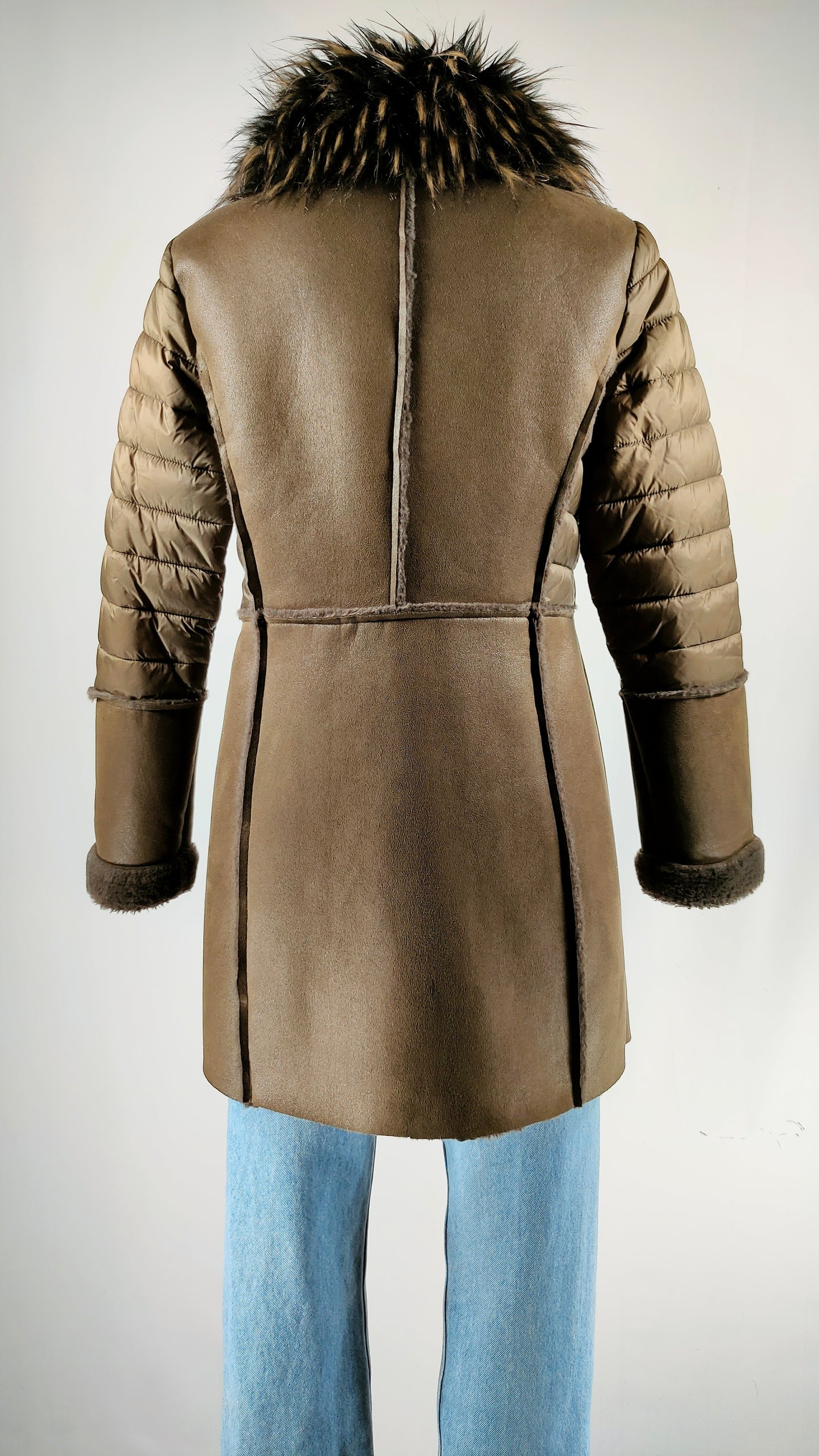 Abrigo verde con capcucha de pelo