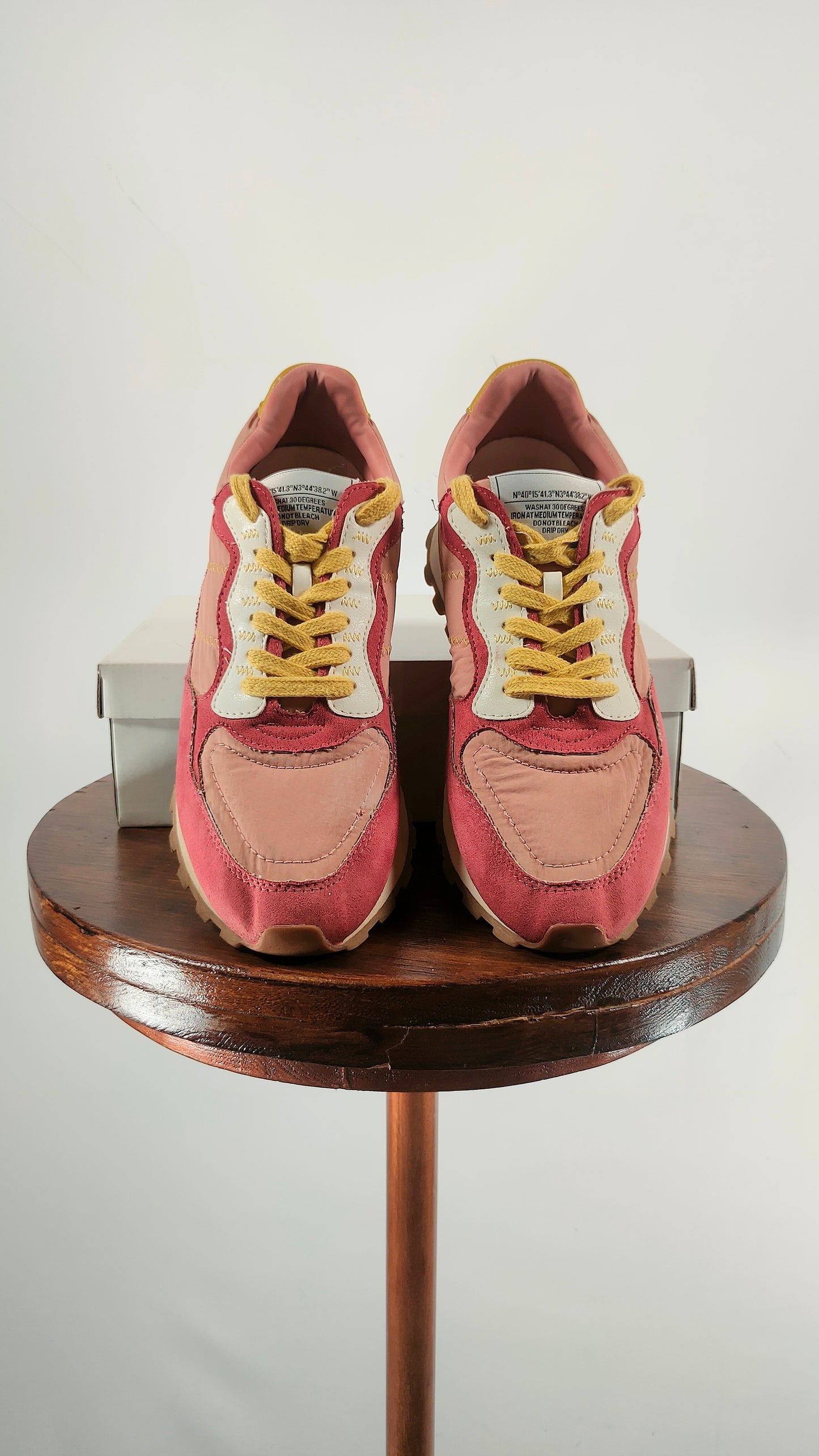 Zapatillas burdeos y salmón