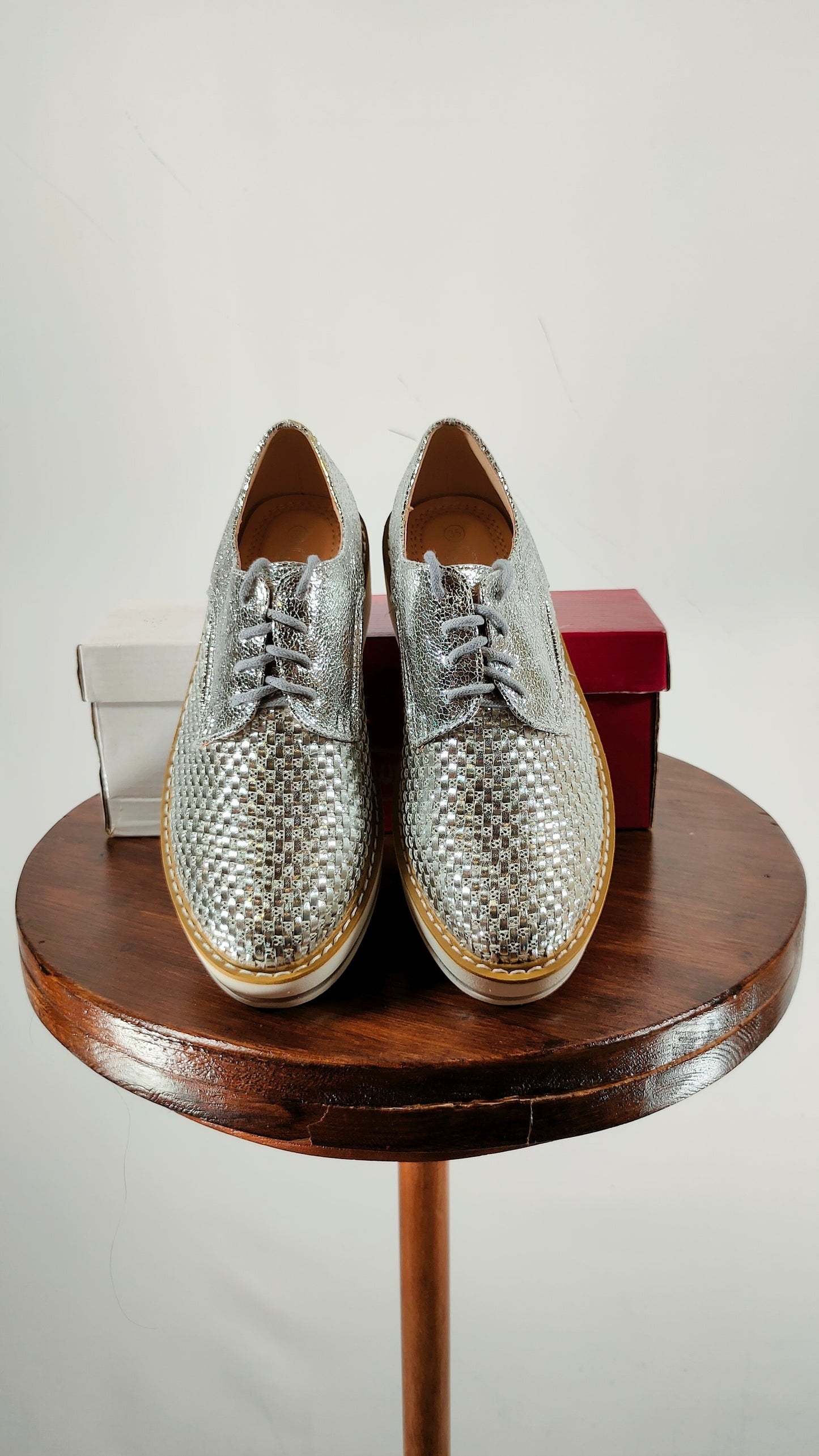 Zapatos plateados de cordón