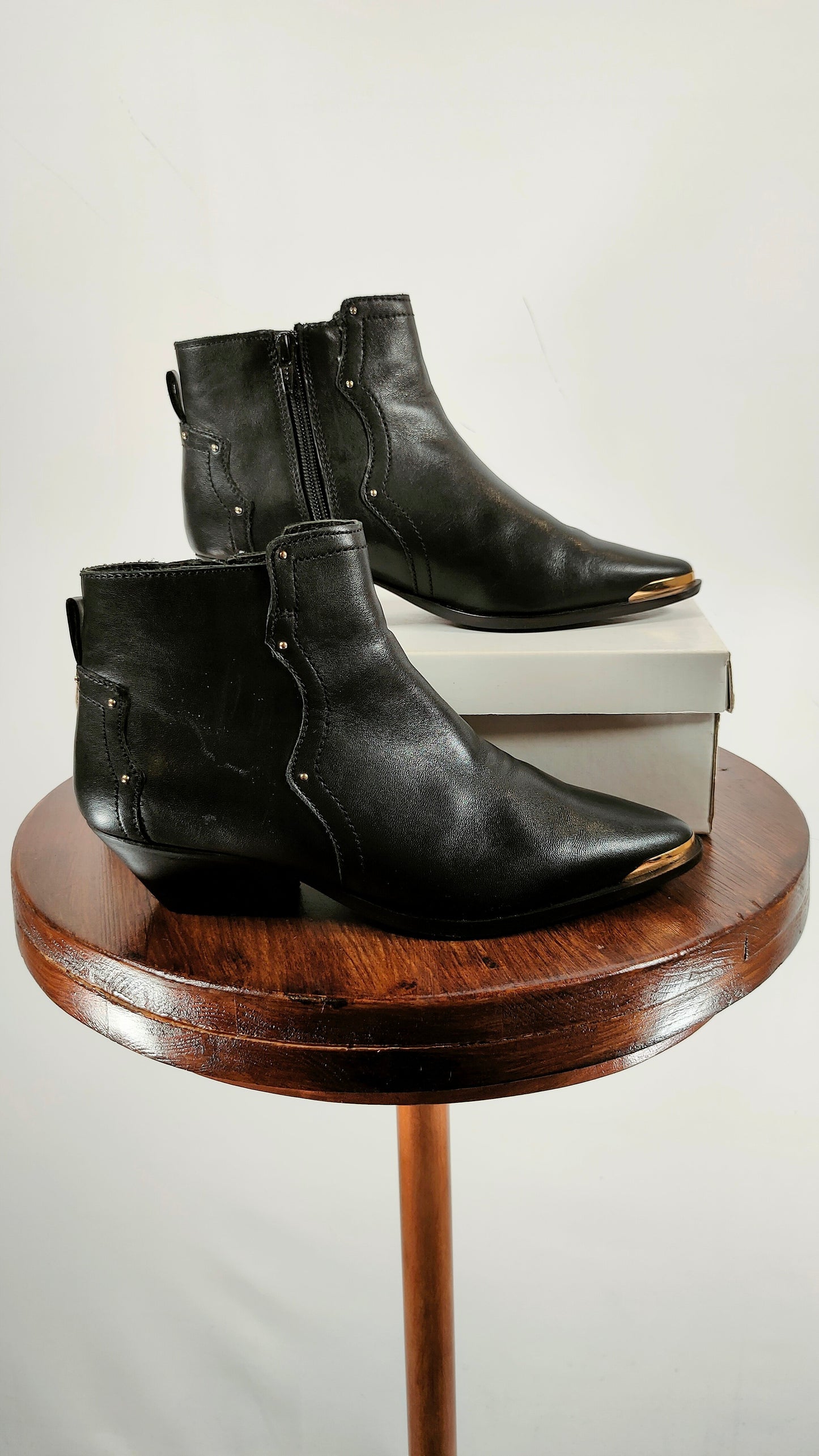 Botines de piel con tachuelas doradas