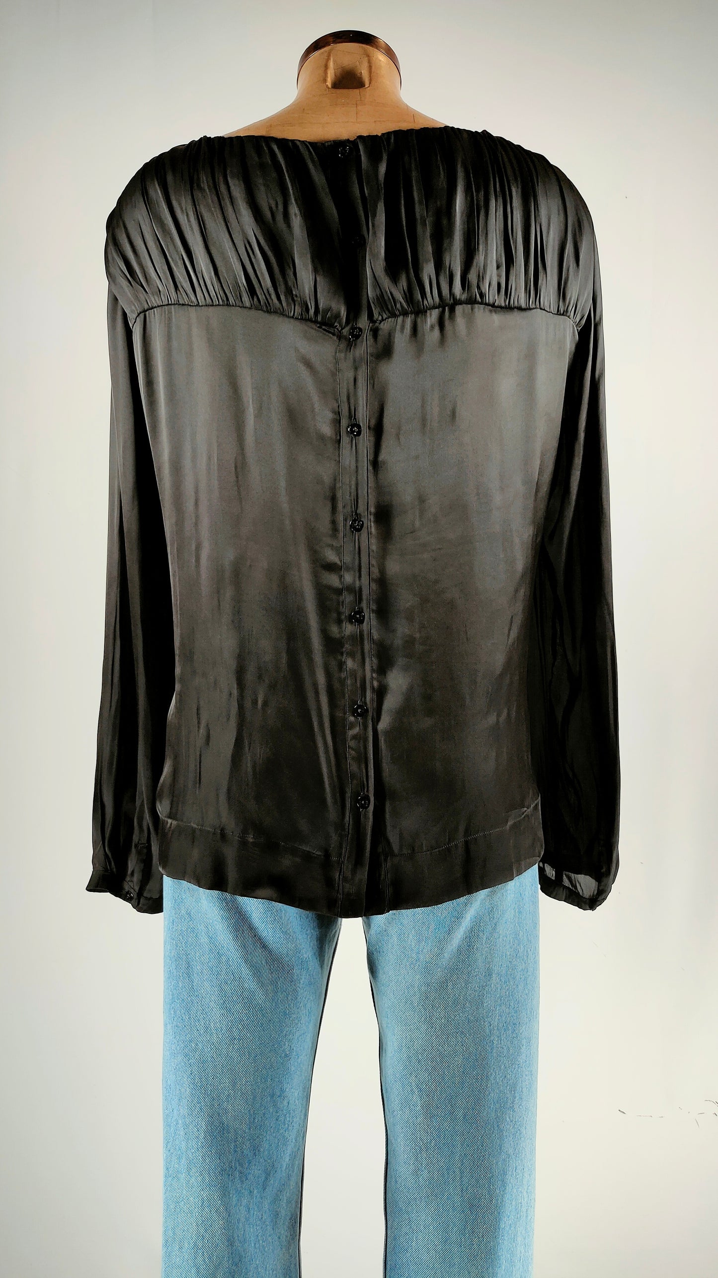 Camisa negra cuello recto TCN