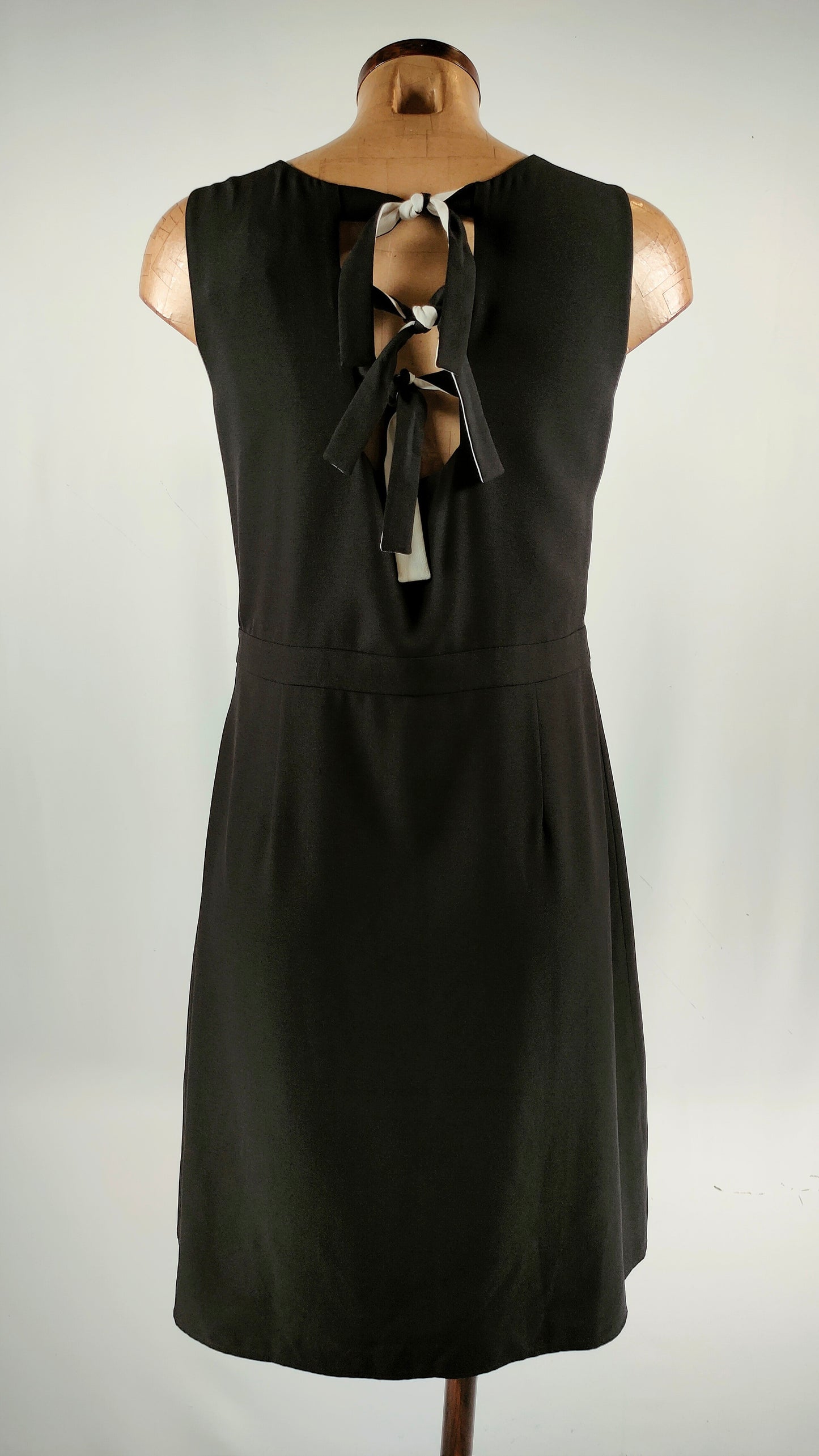 Vestido negro con tiras en espalda 123