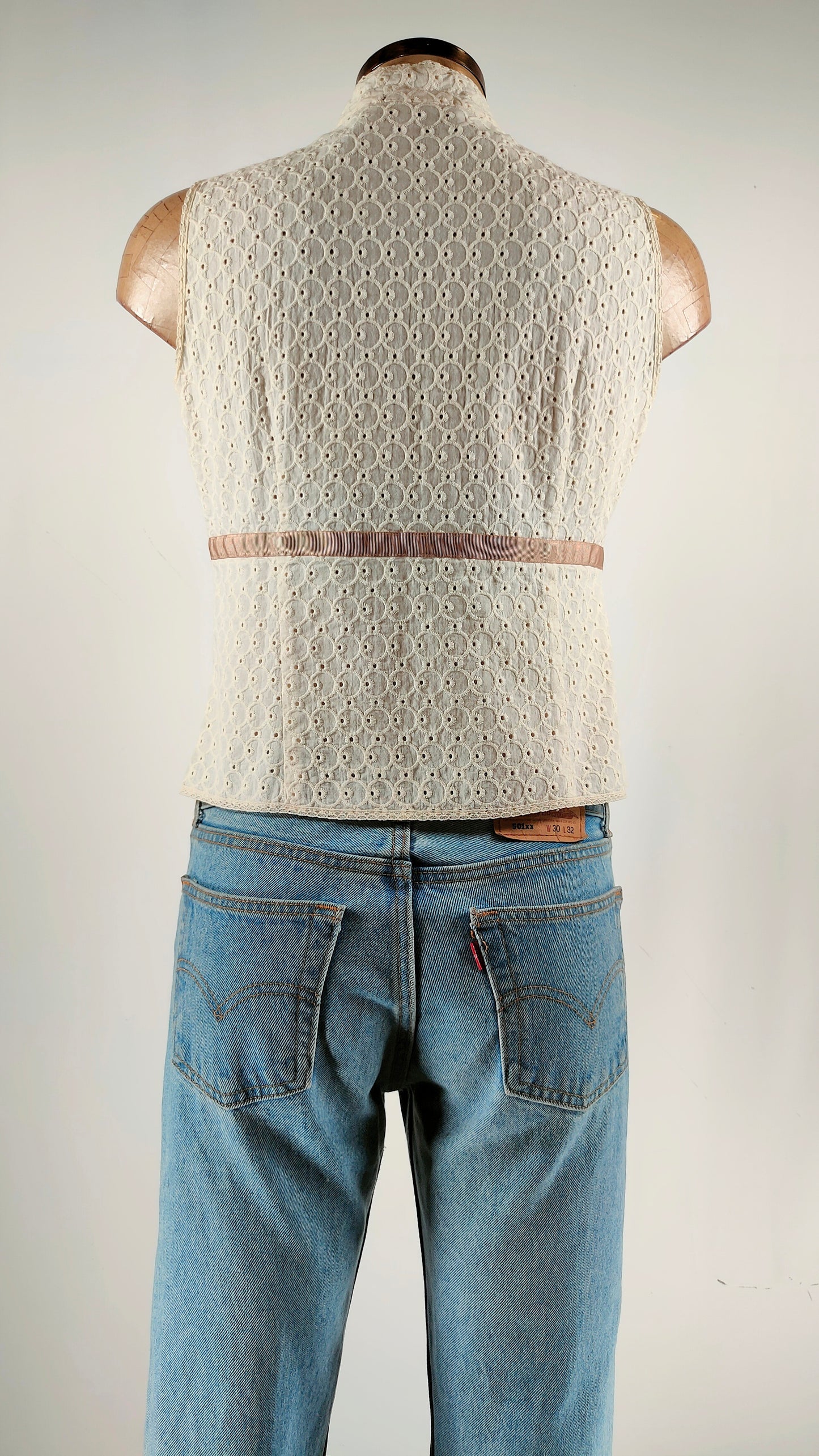 Blusa calada con detalle de lazo