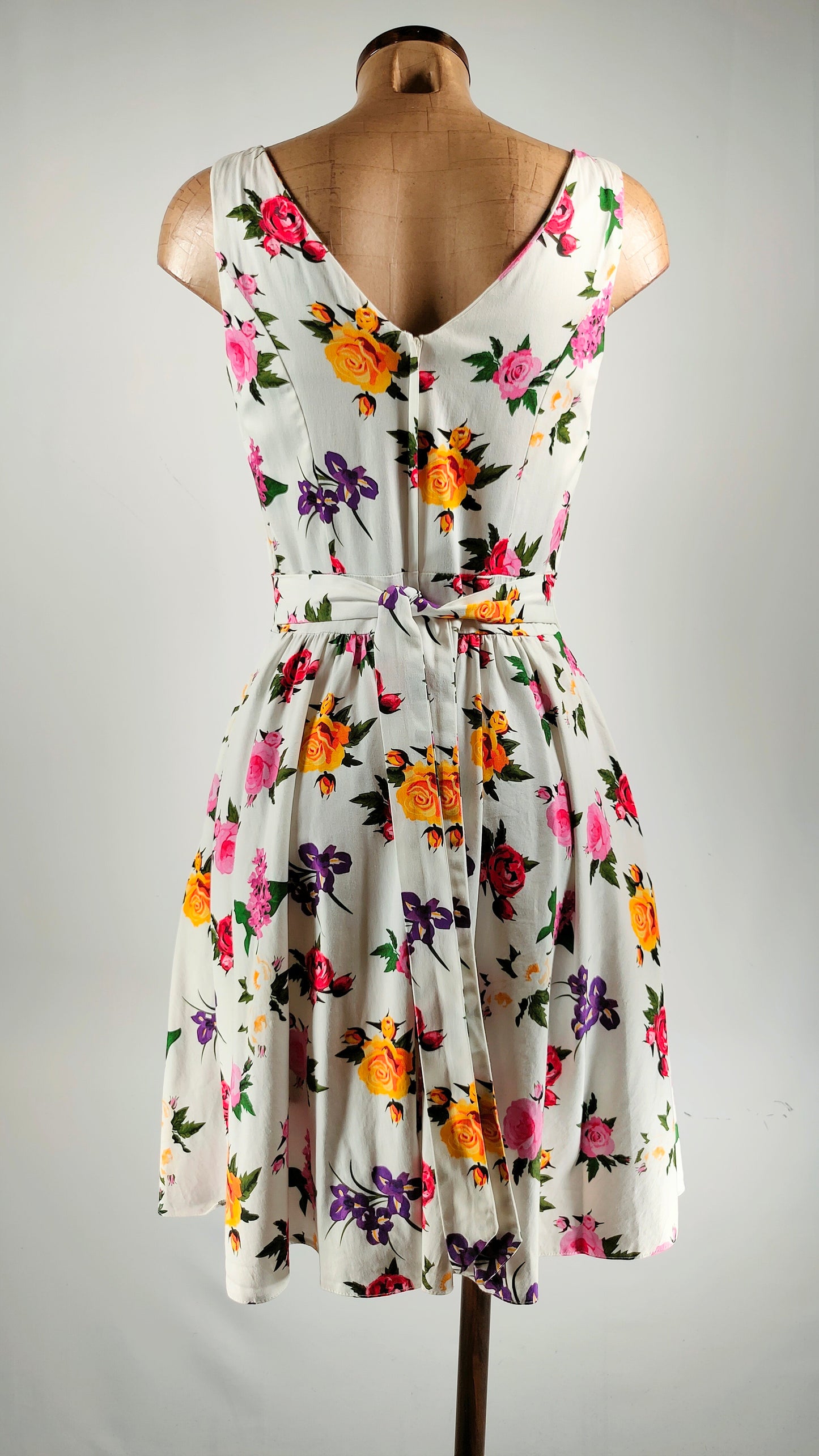 Vestido blanco floreado con bolsillos y lazo Studio 2