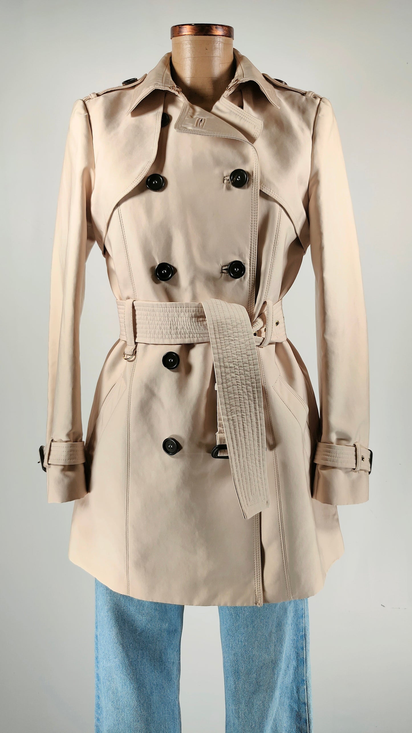 Gabardina beige con cinturón