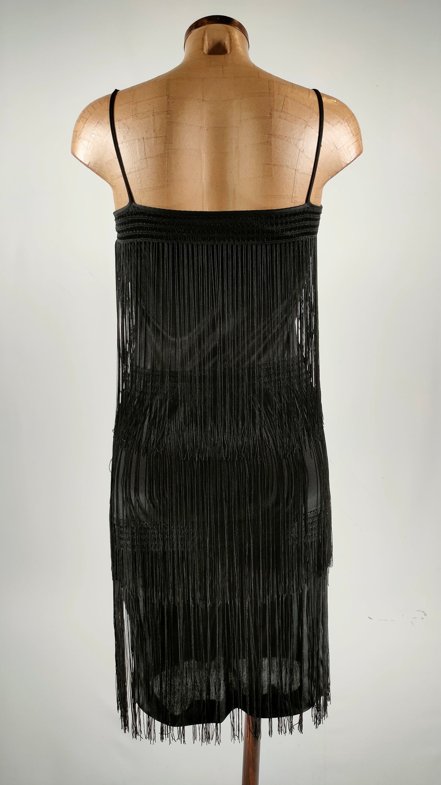 Vestido Unit negro con flecos