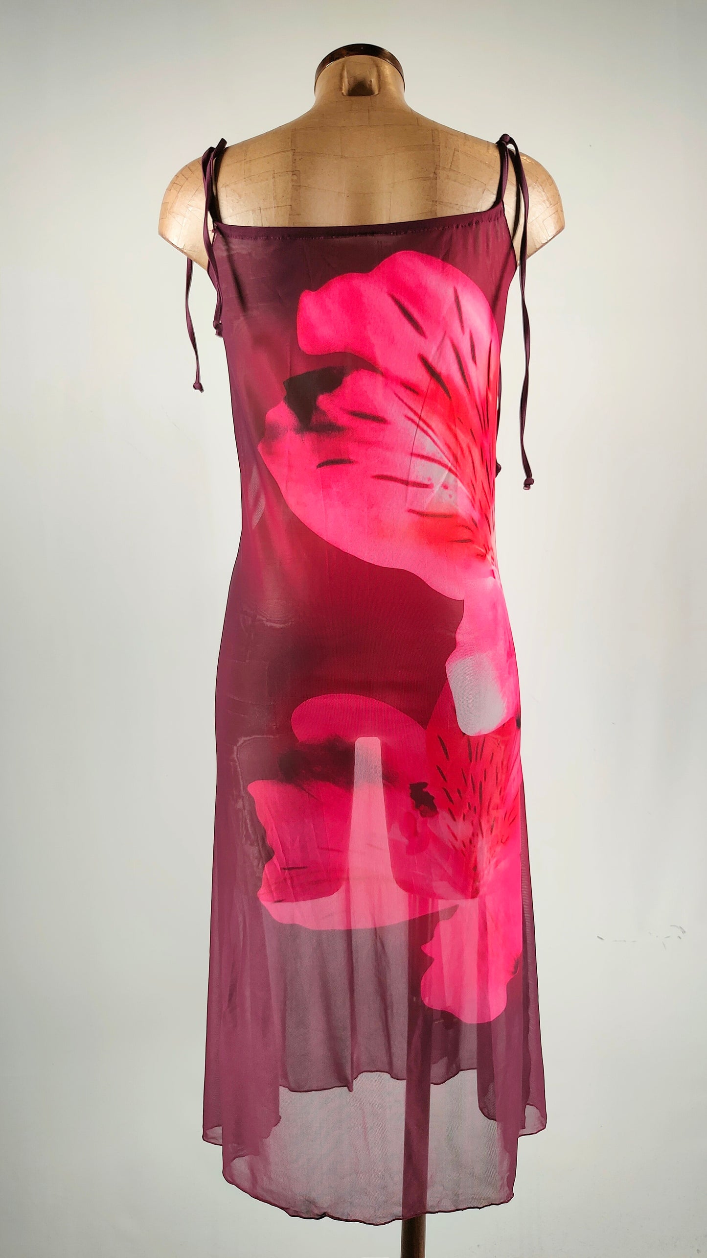 Vestido semitransparente burdeos