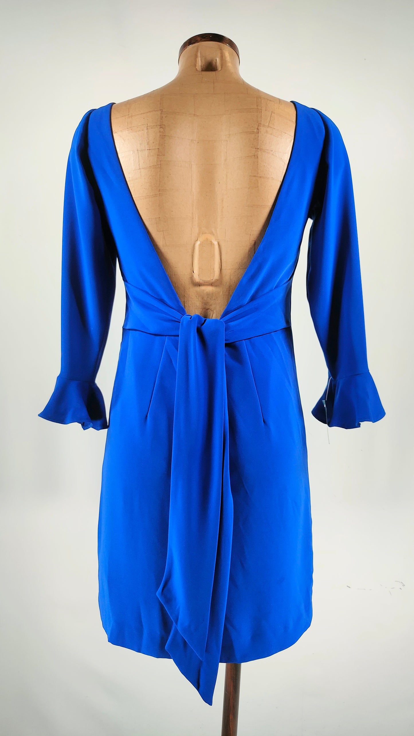 Vestido azul klein con espalda descubierta