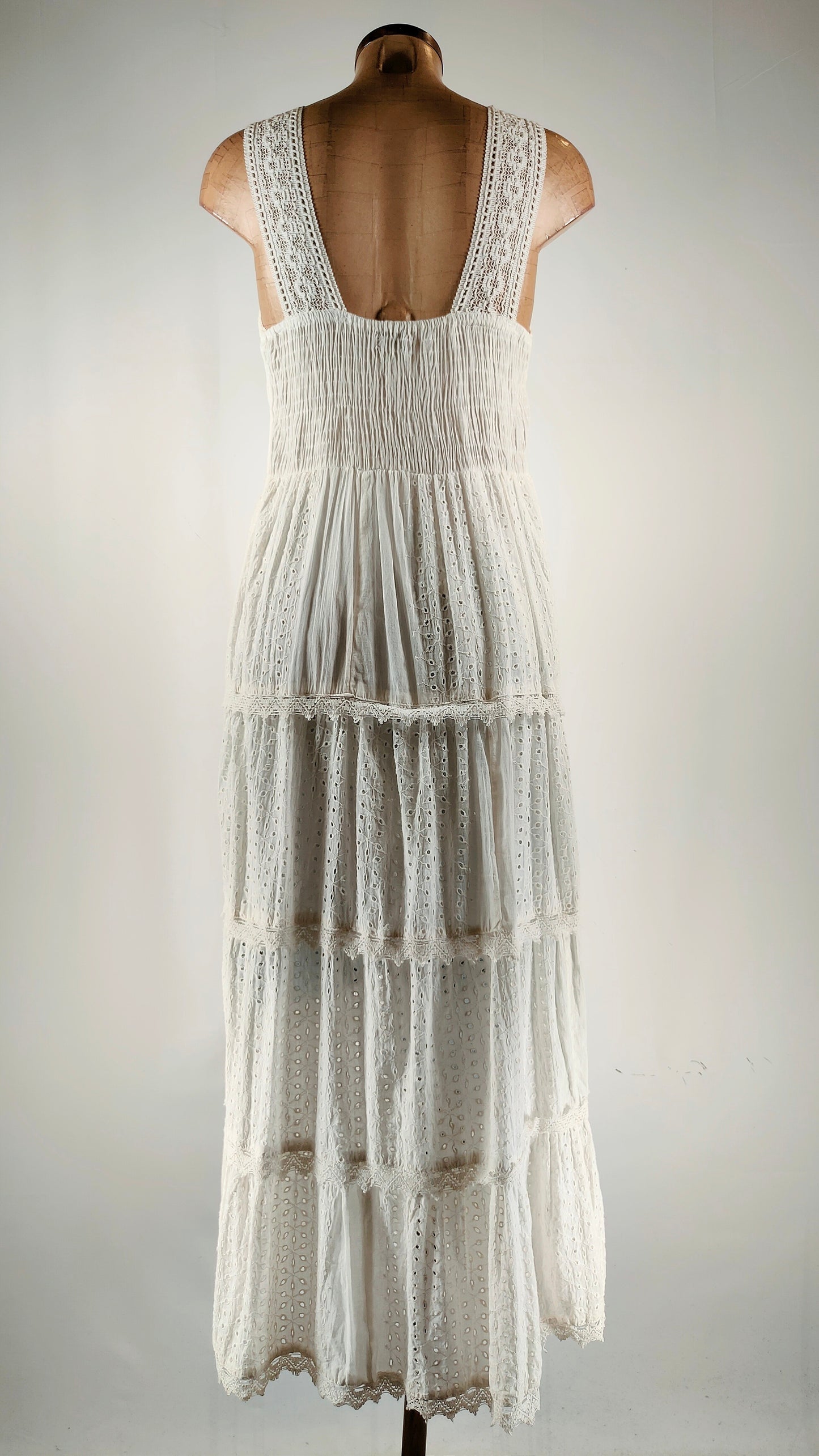 Vestido blanco con bordado largo