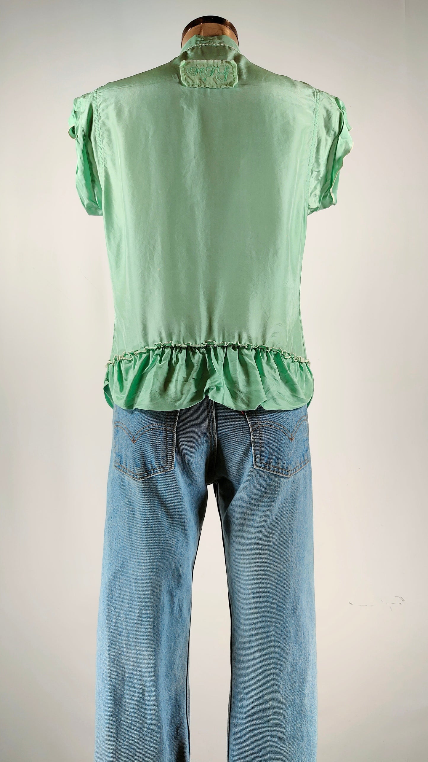 Blusa verde de seda con lazo en cuello