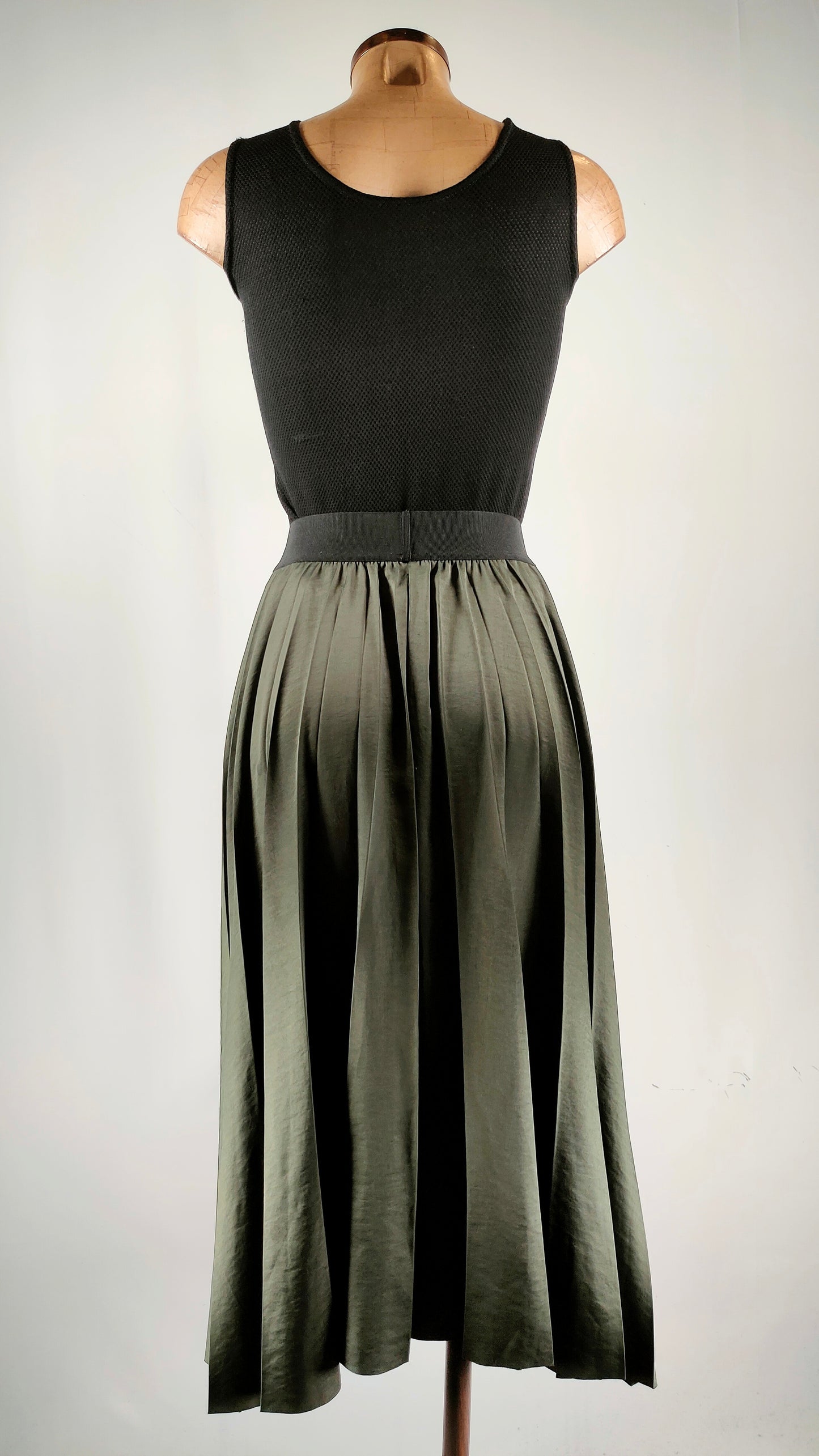 Falda satinada verde plisada