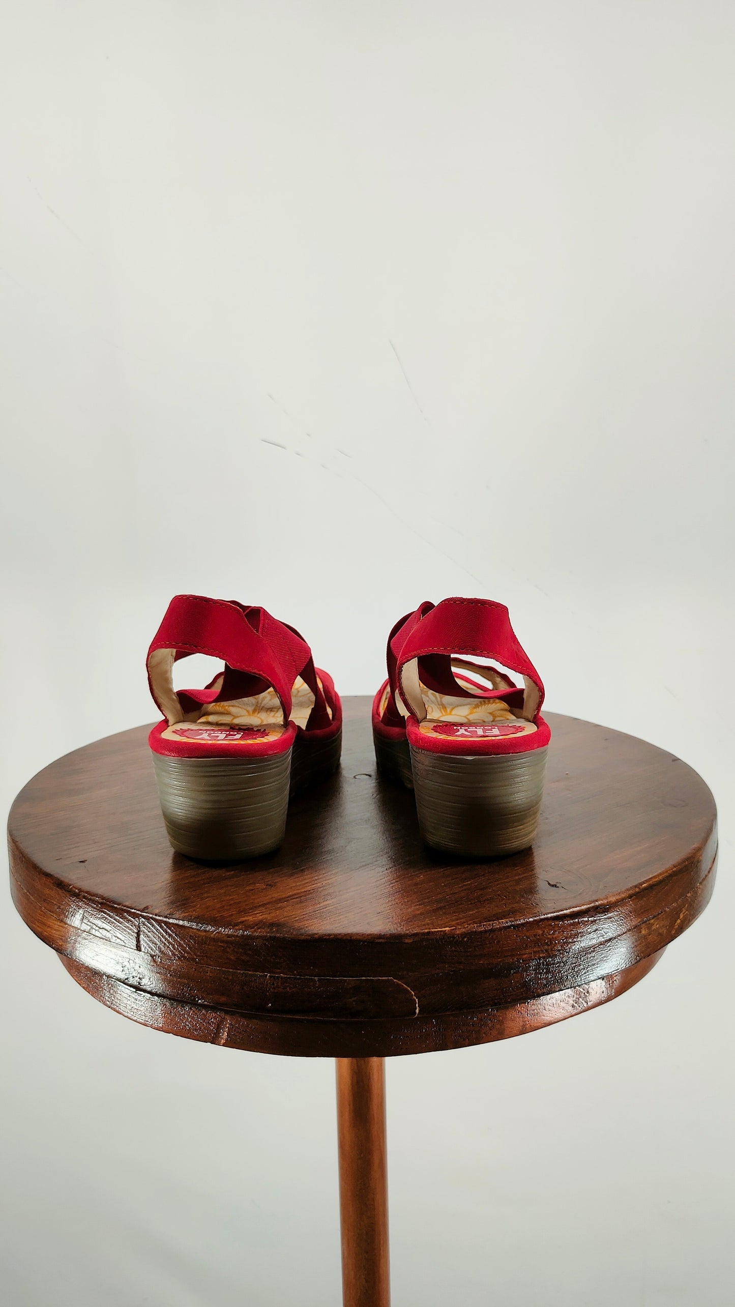 Sandalia roja de goma