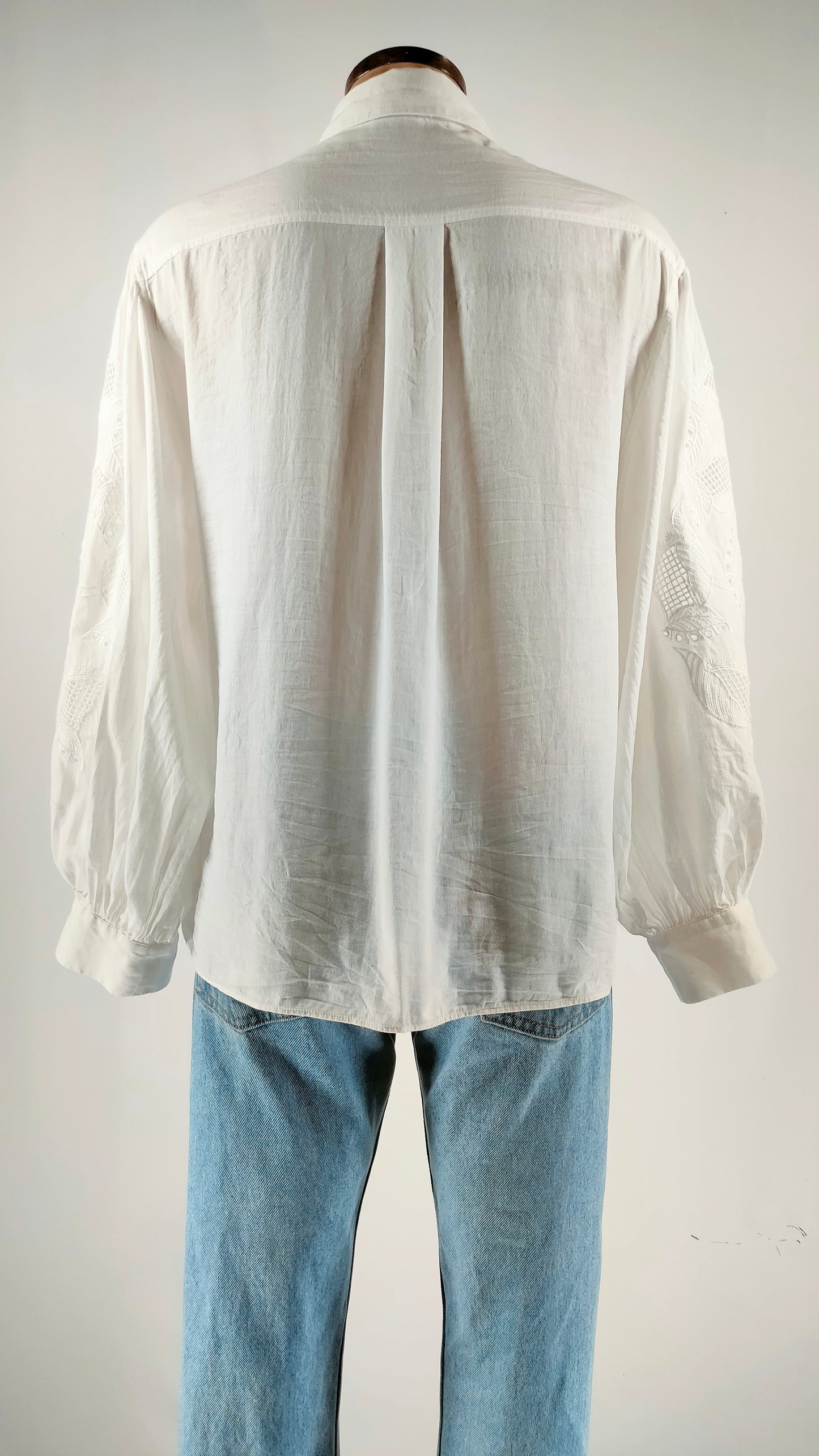 Camisa blanca con calado en manga