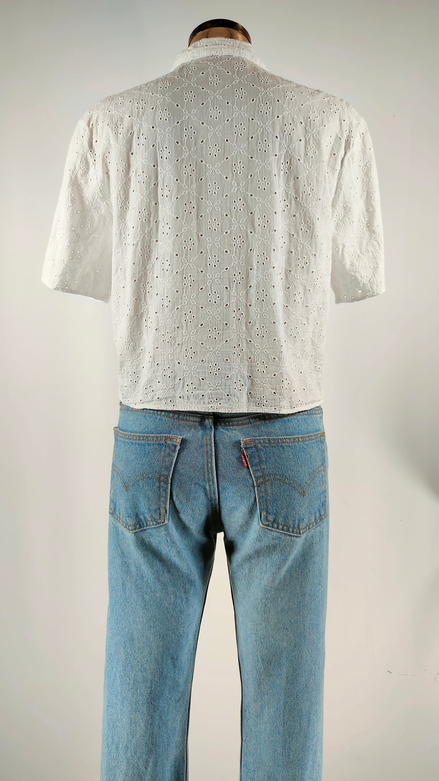 Camisa blanca con calado bimaterial
