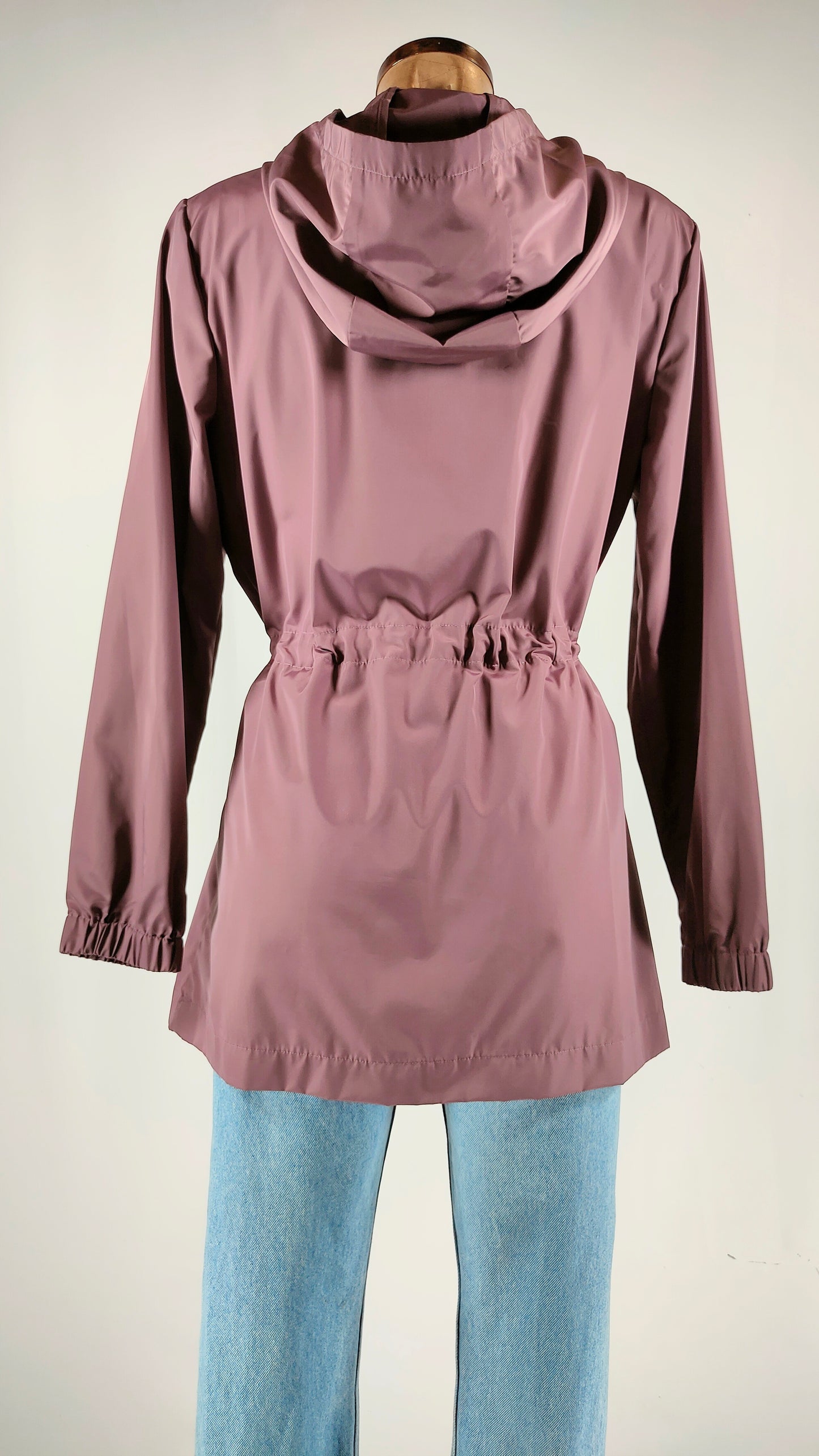 Chaqueta berenjena con capucha