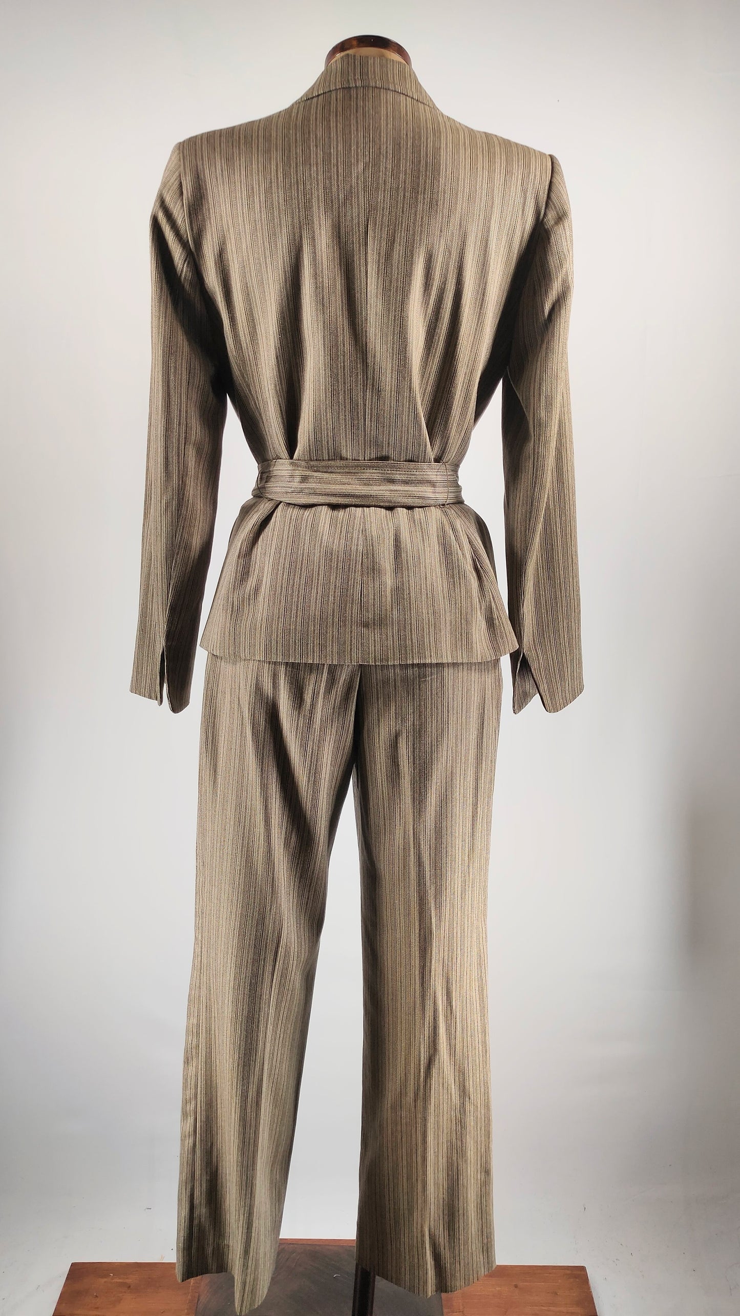Traje con detalle de cinturón de lazo